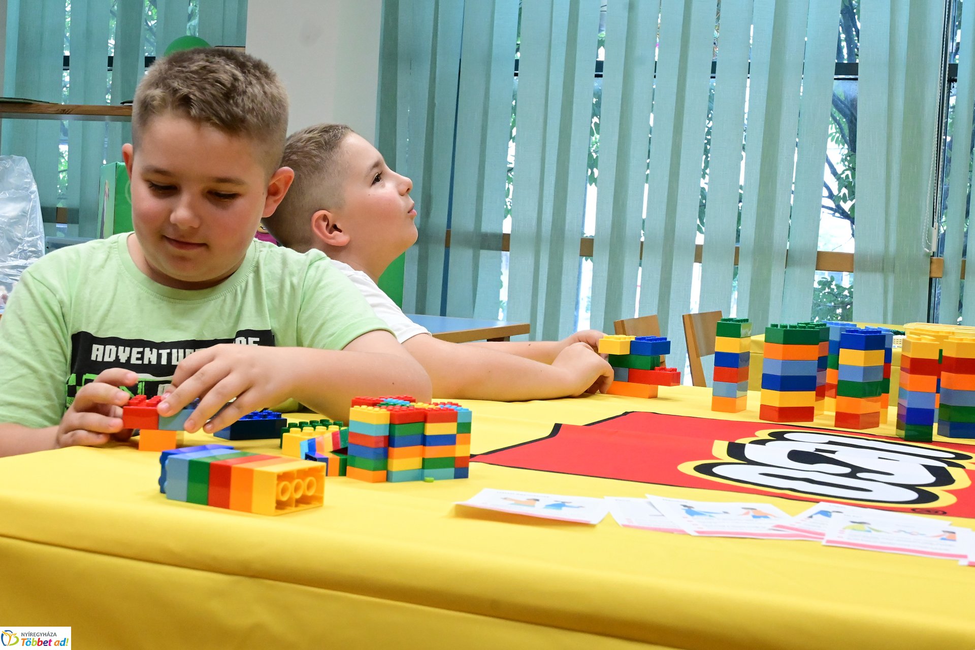 Gyermeknap a könyvtárban LEGO építéssel