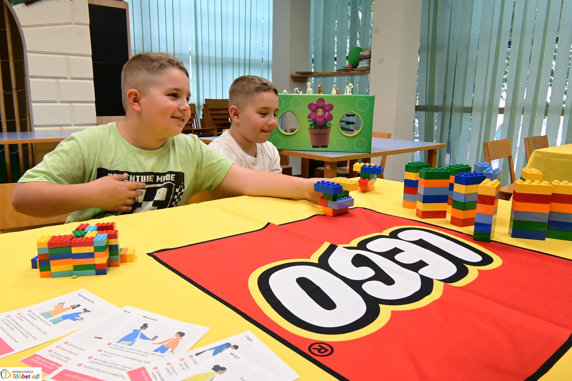 Gyermeknap a könyvtárban LEGO építéssel