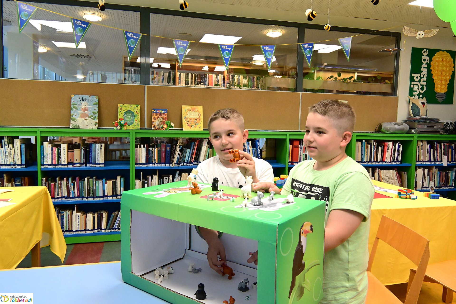 Gyermeknap a könyvtárban LEGO építéssel