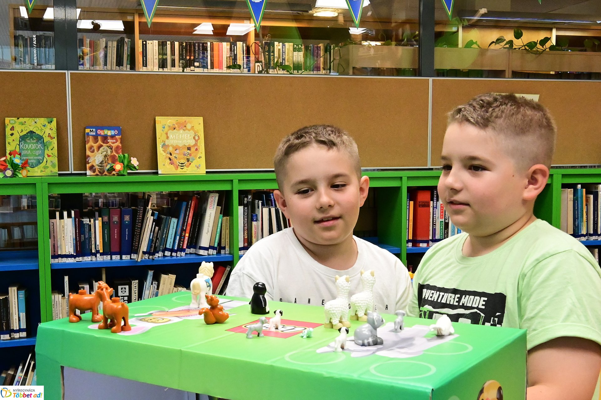 Gyermeknap a könyvtárban LEGO építéssel