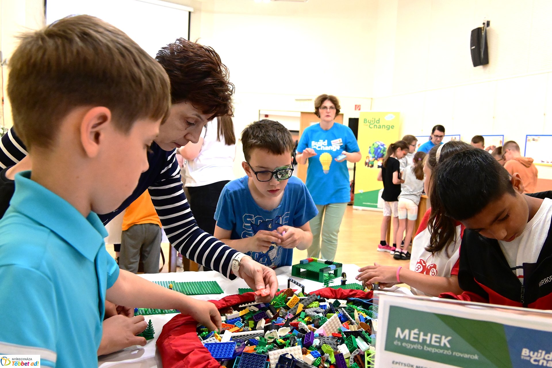 Gyermeknap a könyvtárban LEGO építéssel