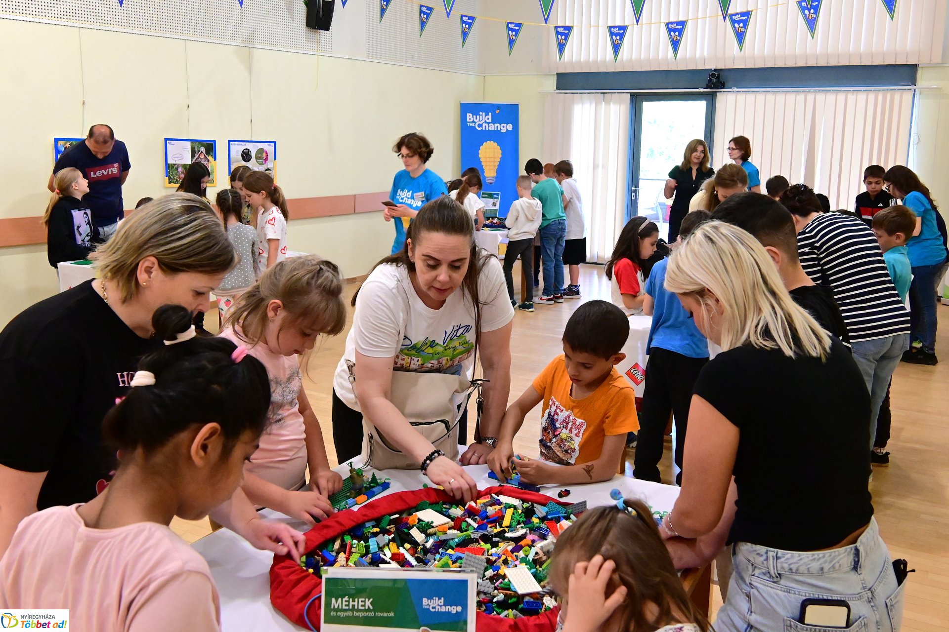 Gyermeknap a könyvtárban LEGO építéssel