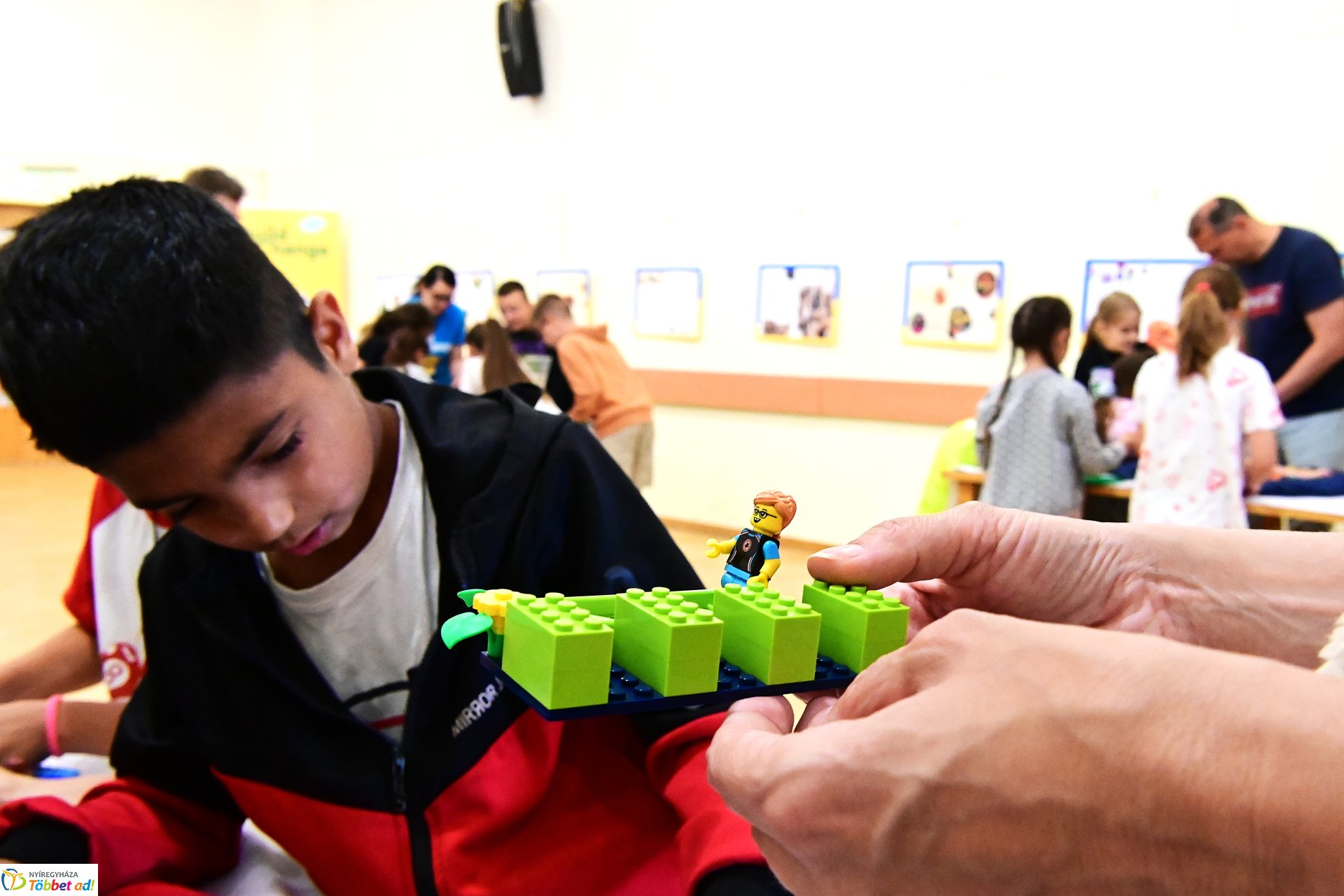 Gyermeknap a könyvtárban LEGO építéssel