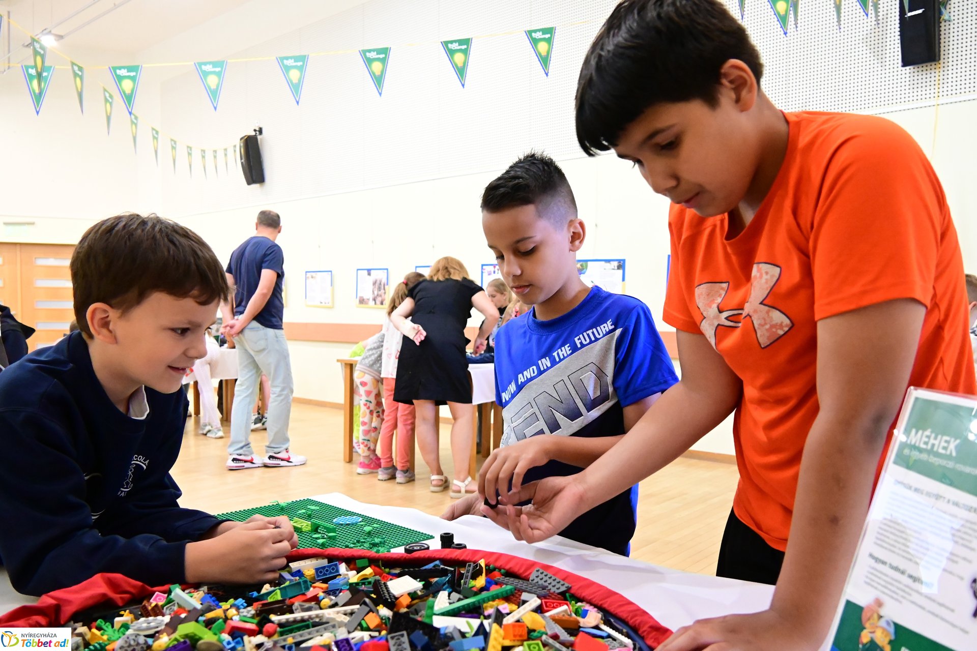 Gyermeknap a könyvtárban LEGO építéssel