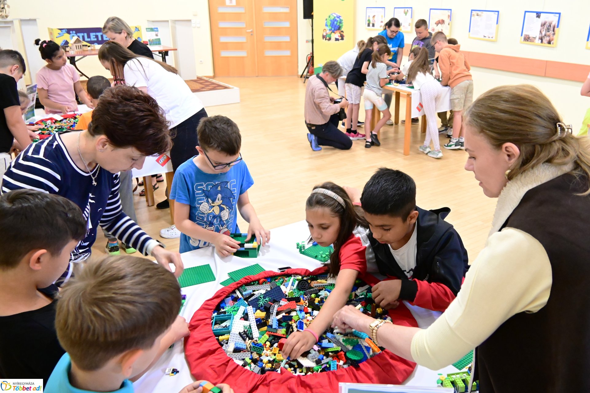 Gyermeknap a könyvtárban LEGO építéssel