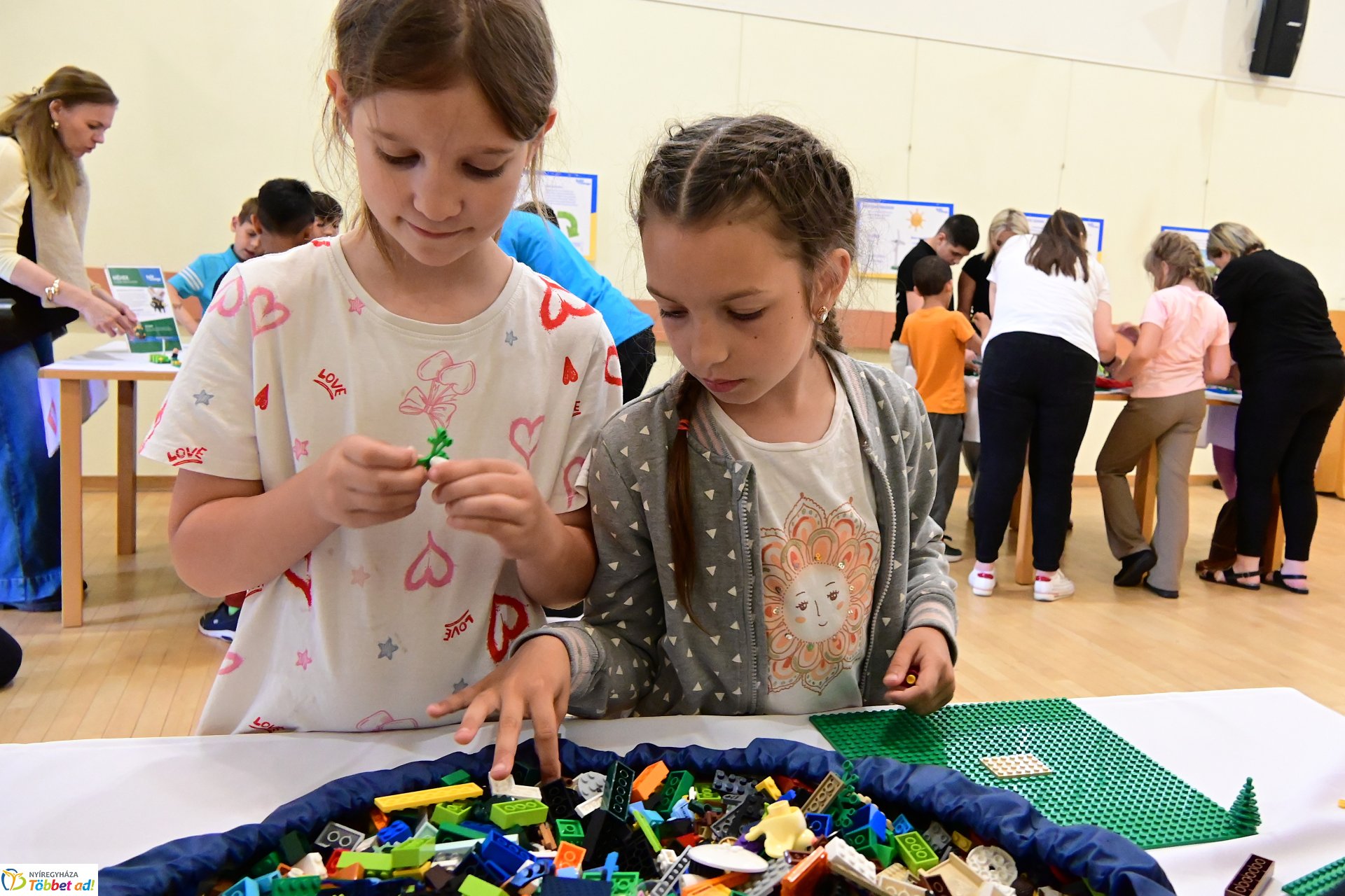Gyermeknap a könyvtárban LEGO építéssel