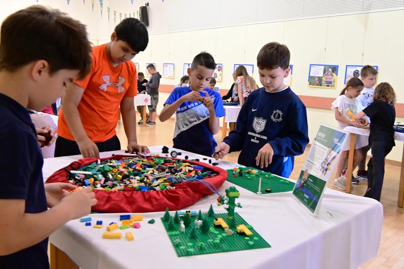 Gyermeknap a könyvtárban LEGO építéssel