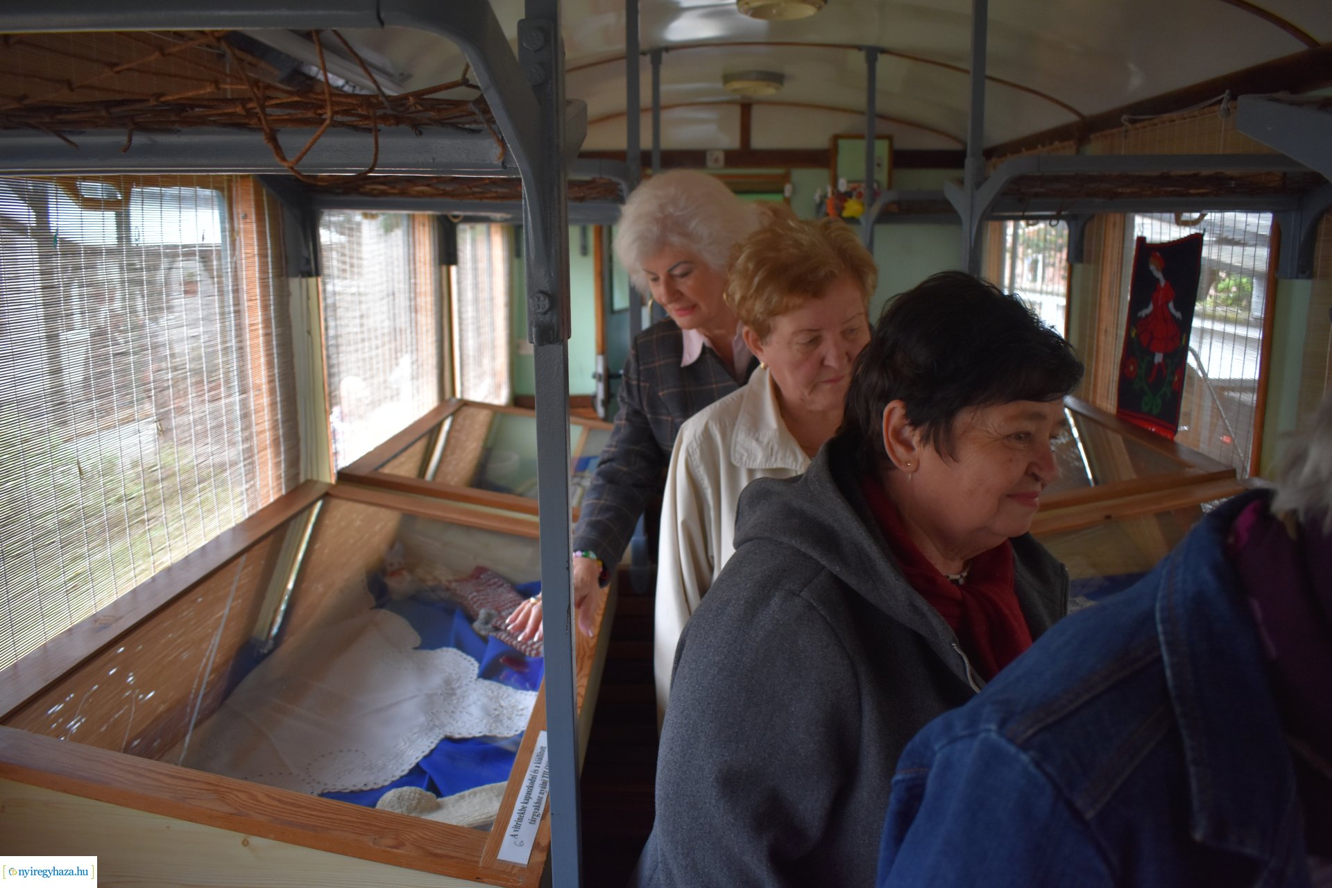 Hagyományok tisztelete címmel nyílt kiállítás a Vasutas Művelődési Házban