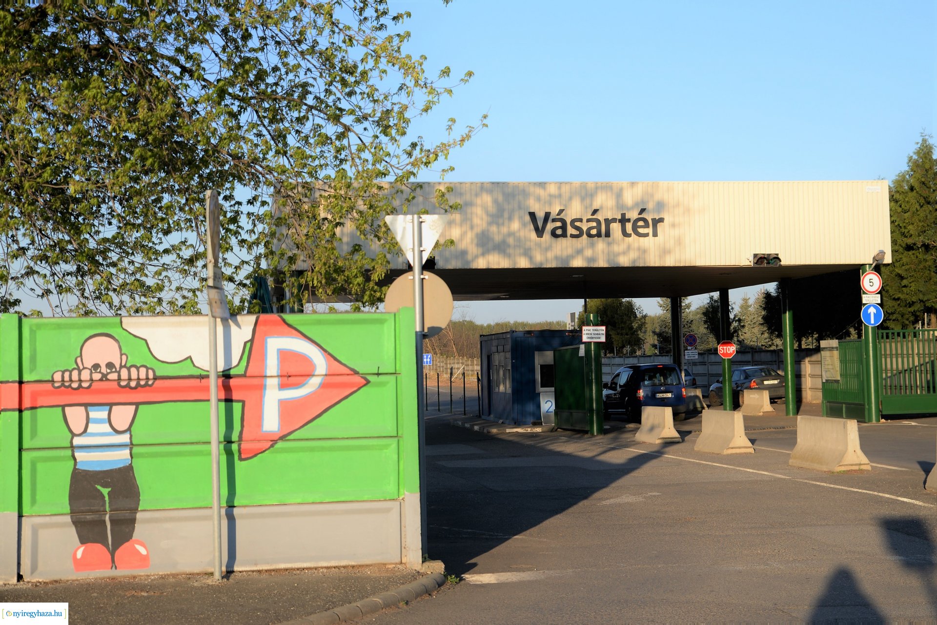 Hajnal a Nagybani piacon