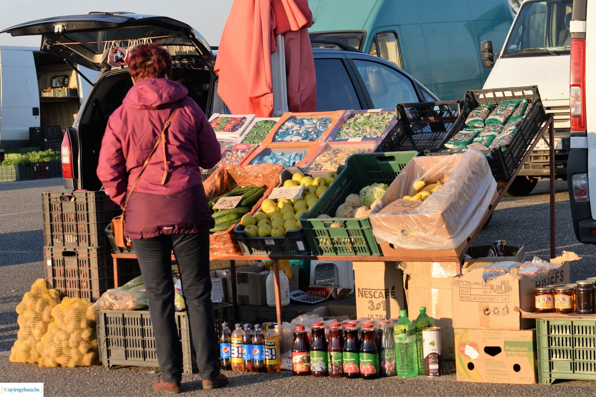 Hajnal a Nagybani piacon