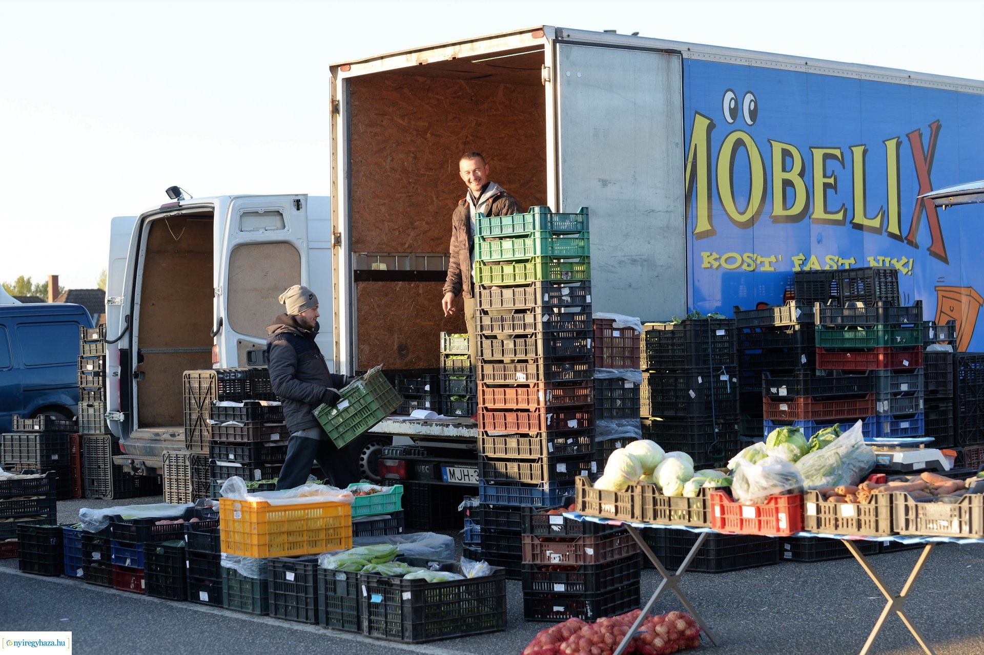 Hajnal a Nagybani piacon