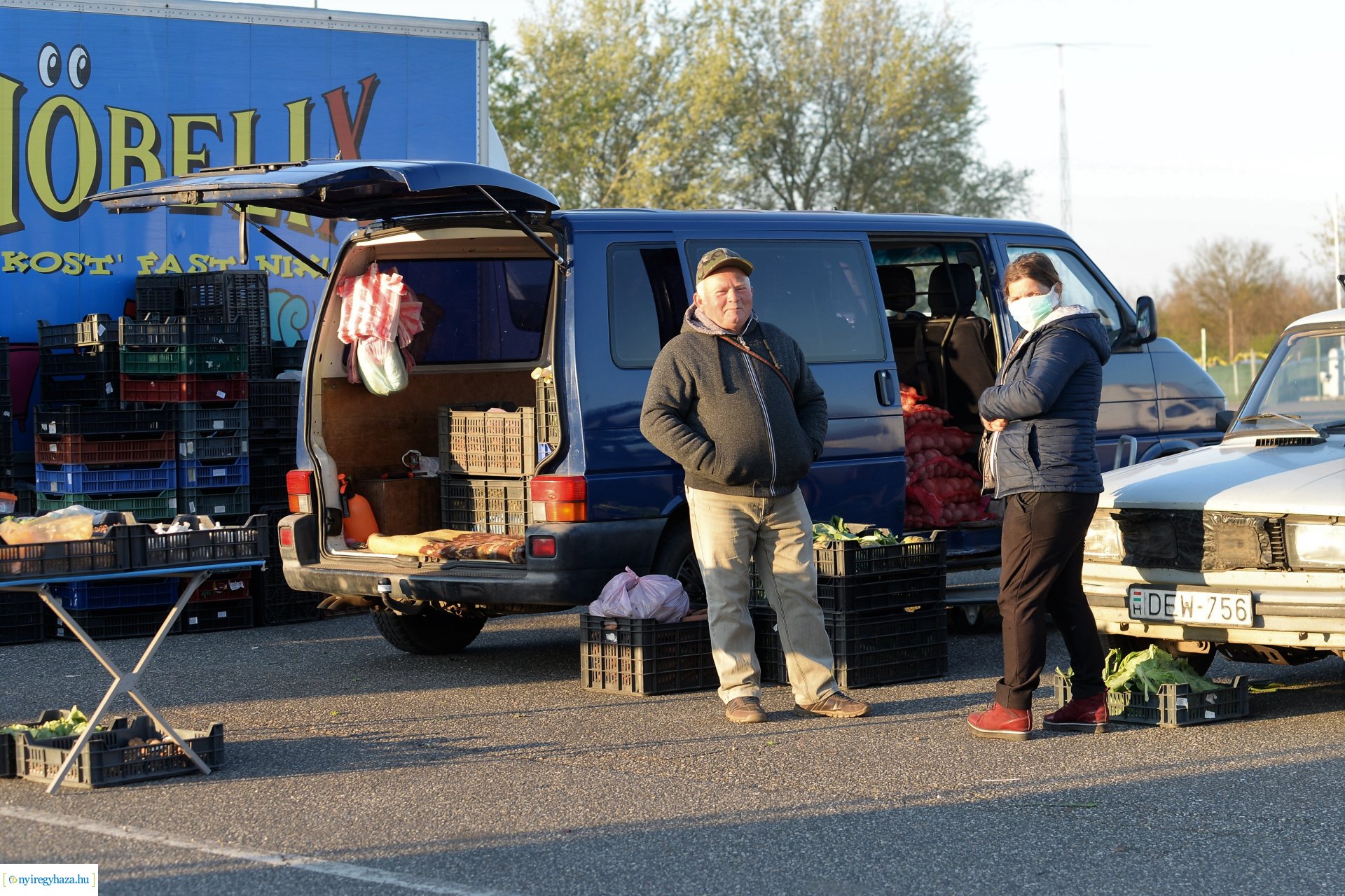 Hajnal a Nagybani piacon