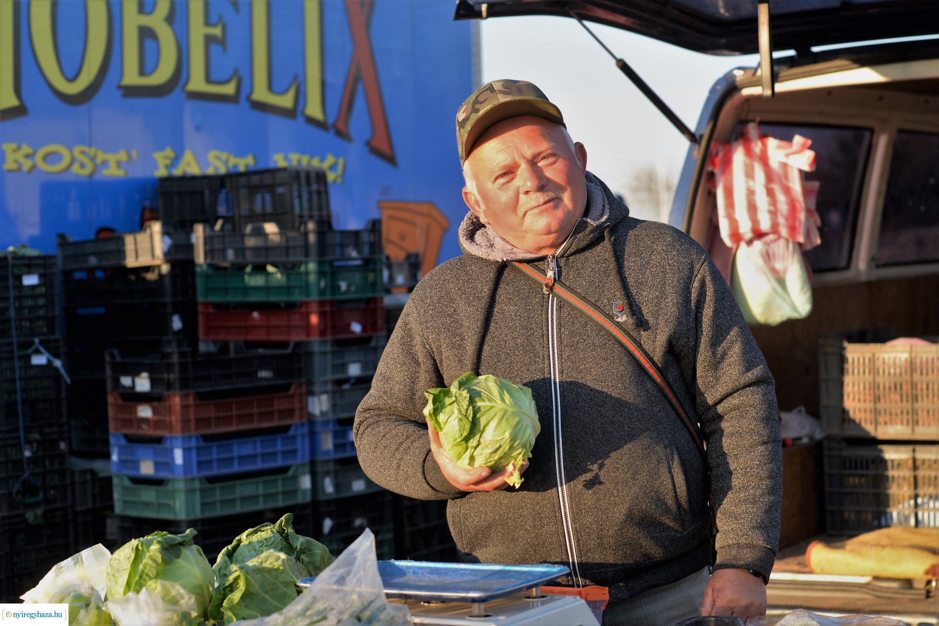 Hajnal a Nagybani piacon