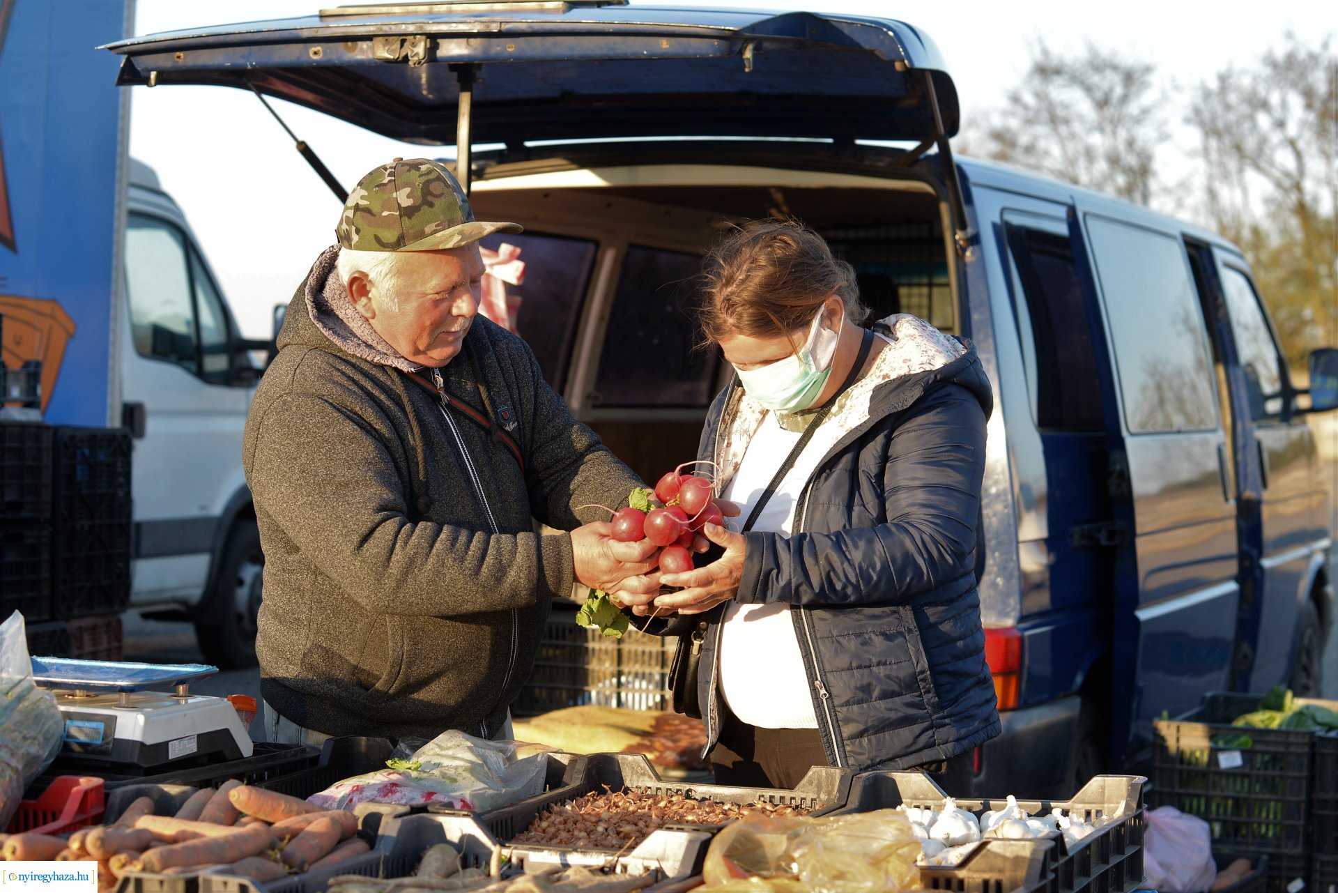 Hajnal a Nagybani piacon