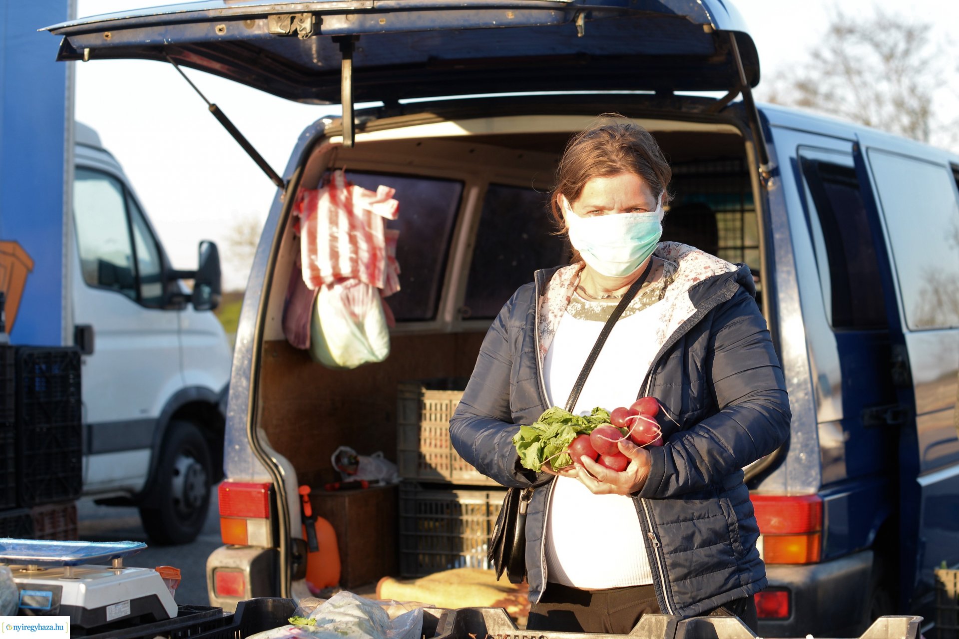 Hajnal a Nagybani piacon