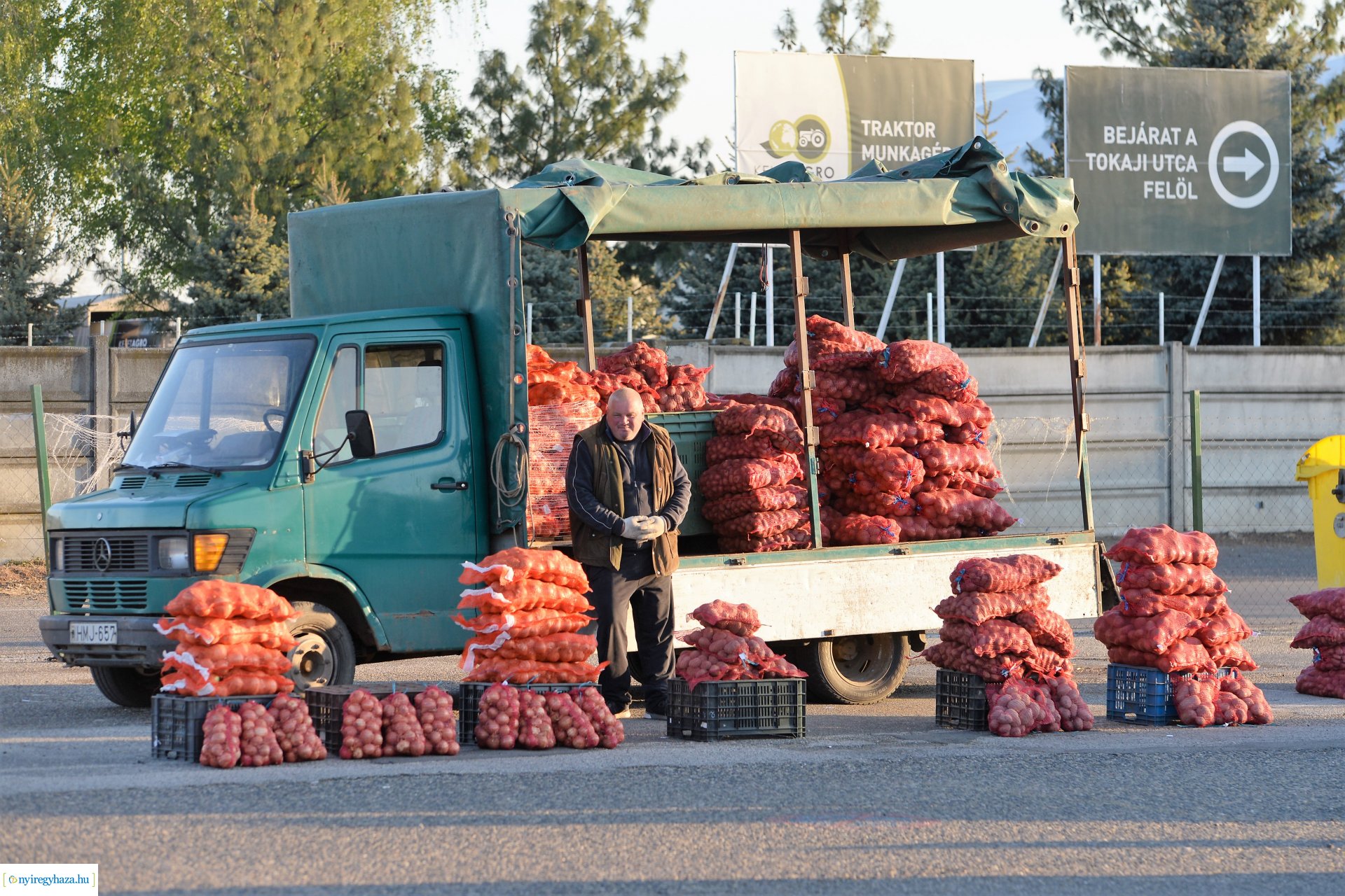 Hajnal a Nagybani piacon