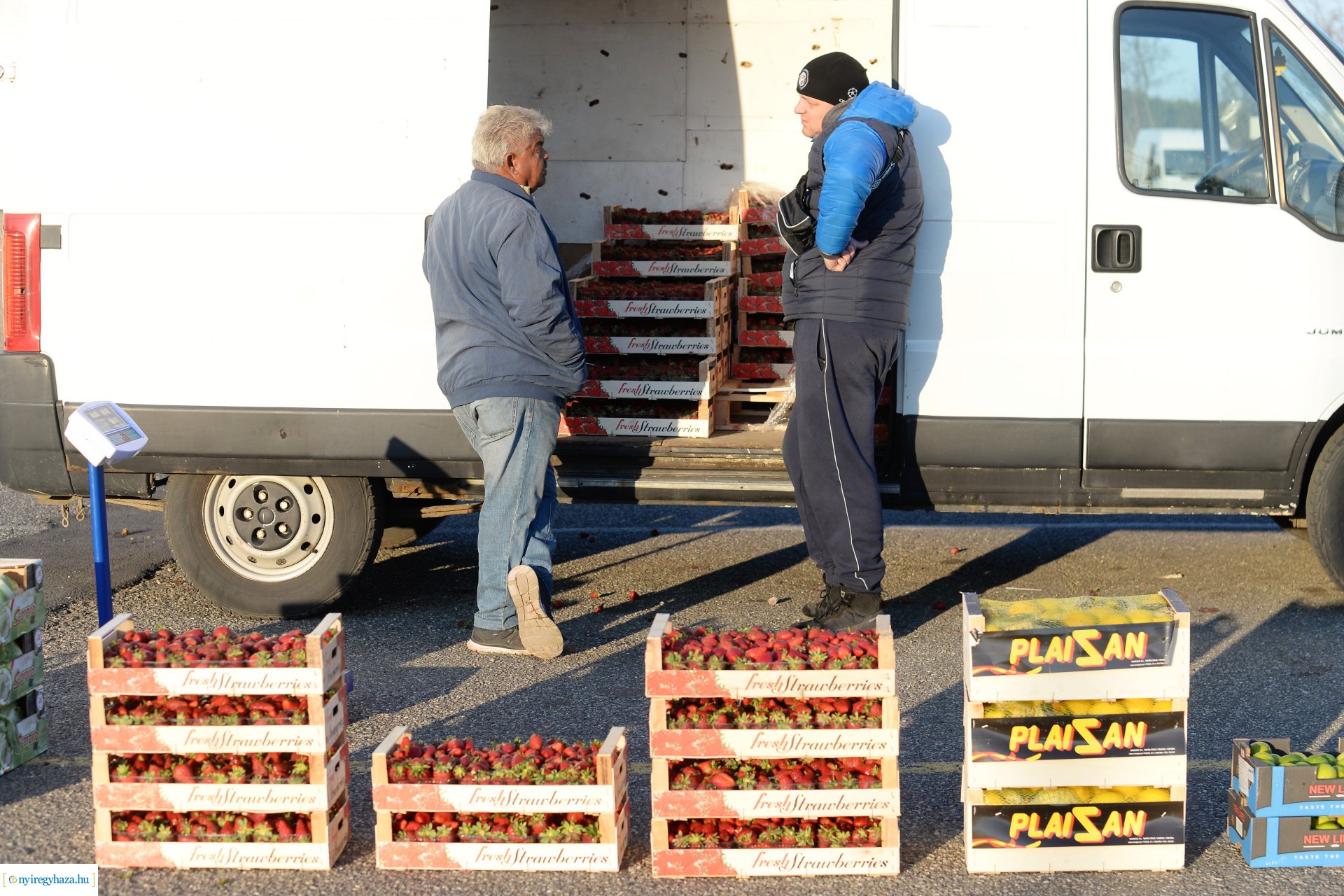 Hajnal a Nagybani piacon