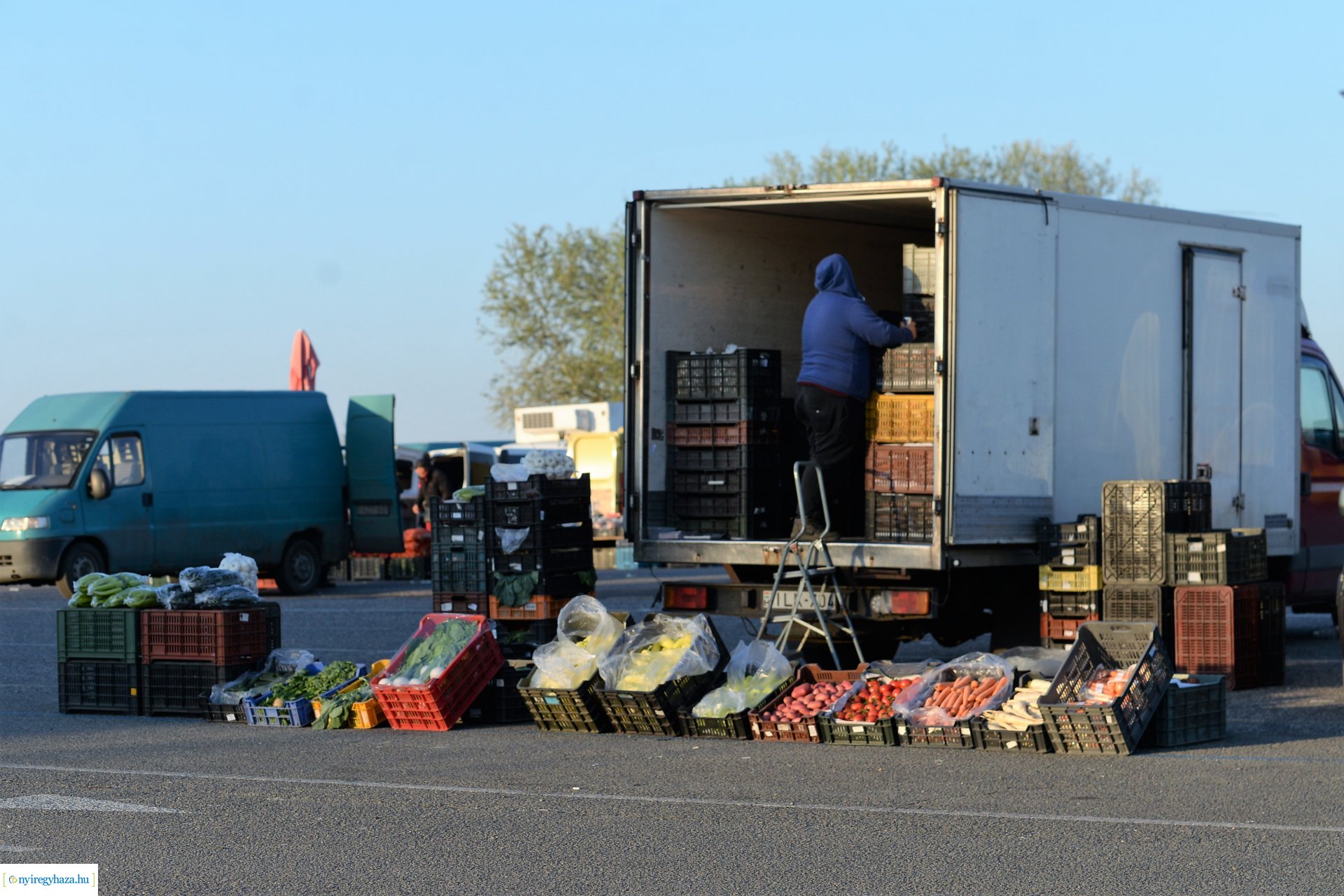 Hajnal a Nagybani piacon