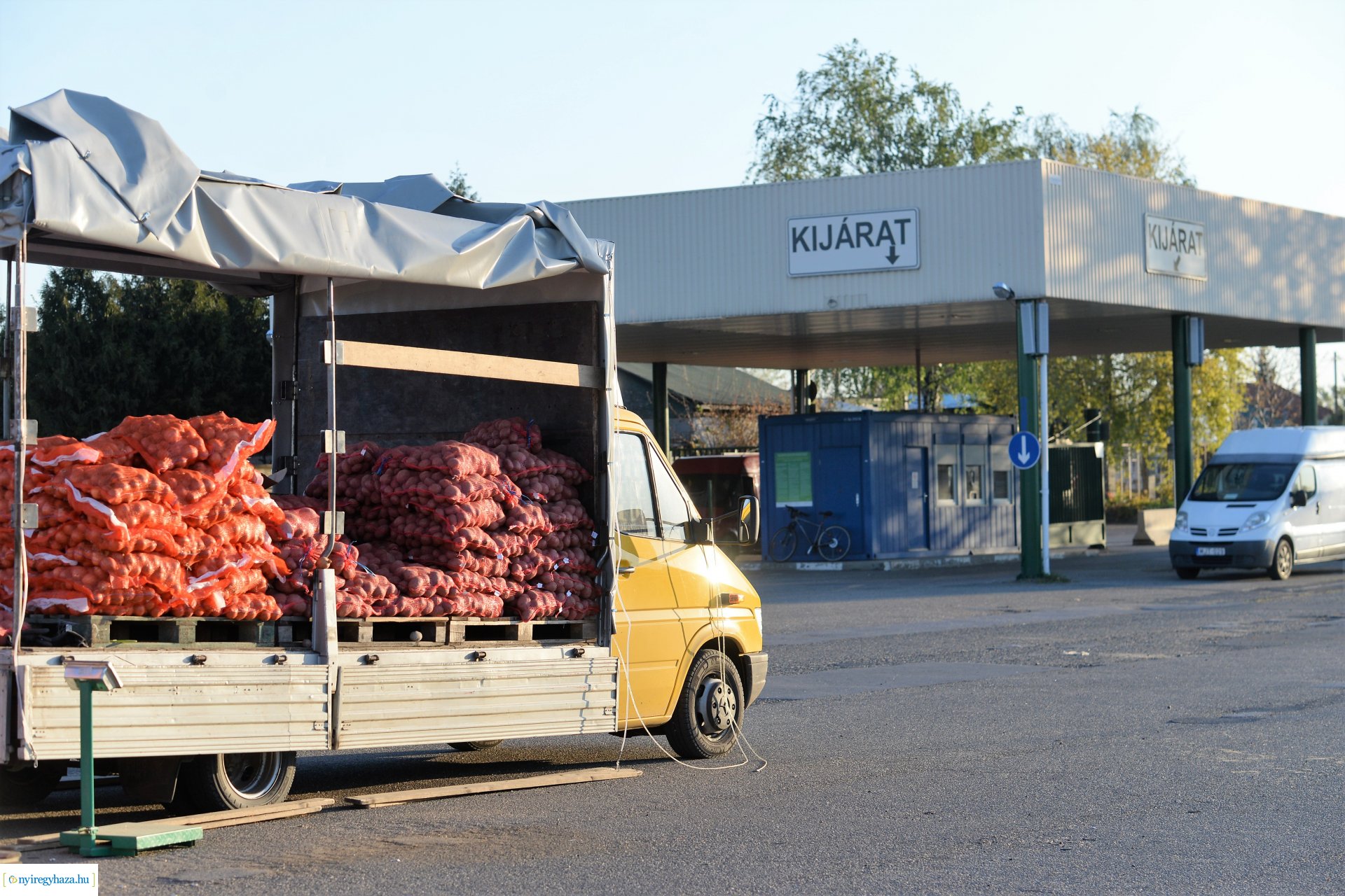 Hajnal a Nagybani piacon