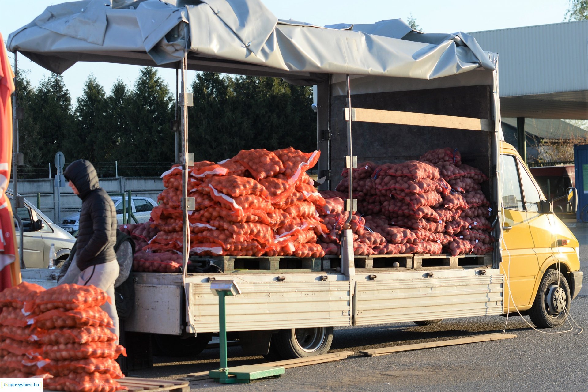Hajnal a Nagybani piacon
