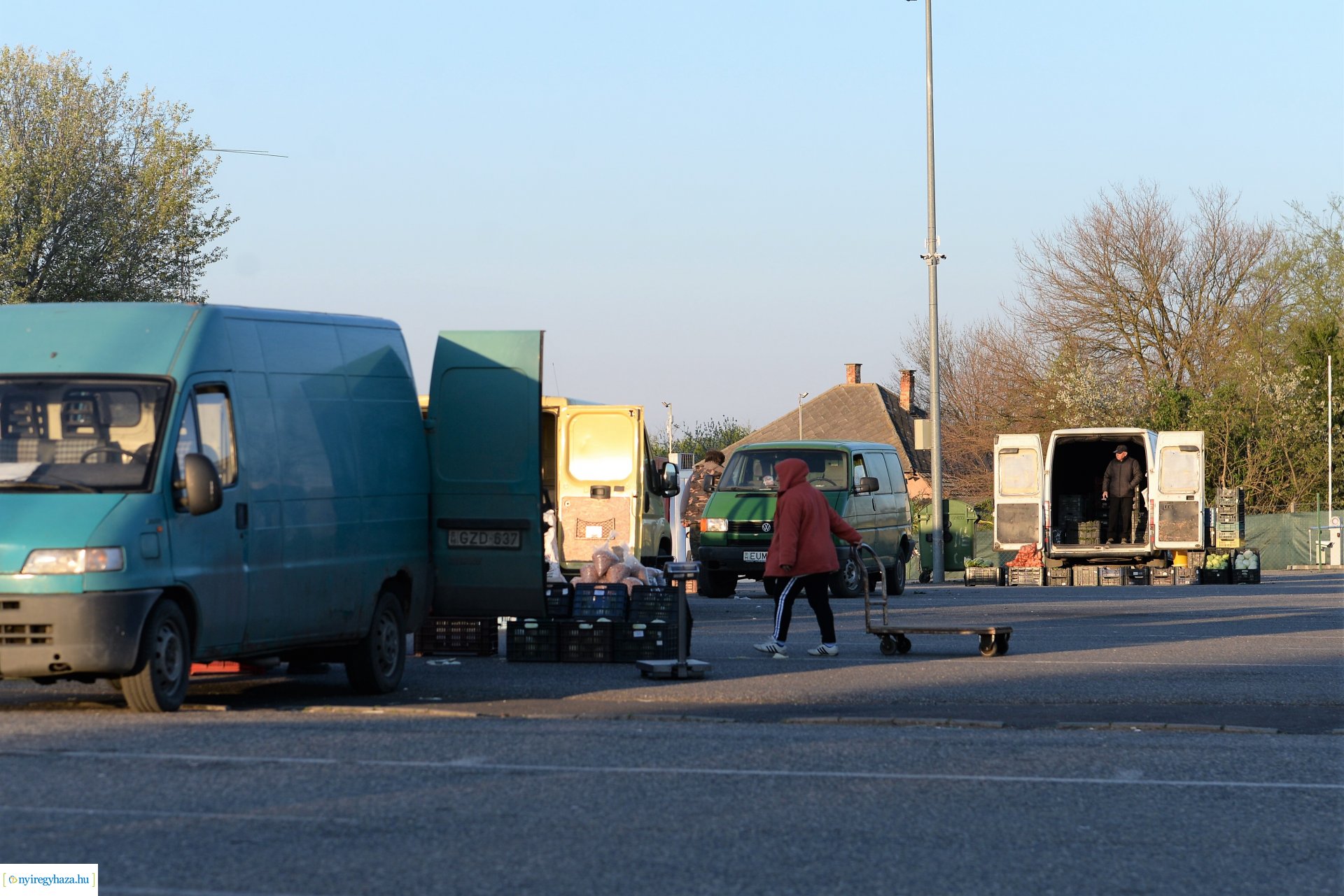 Hajnal a Nagybani piacon