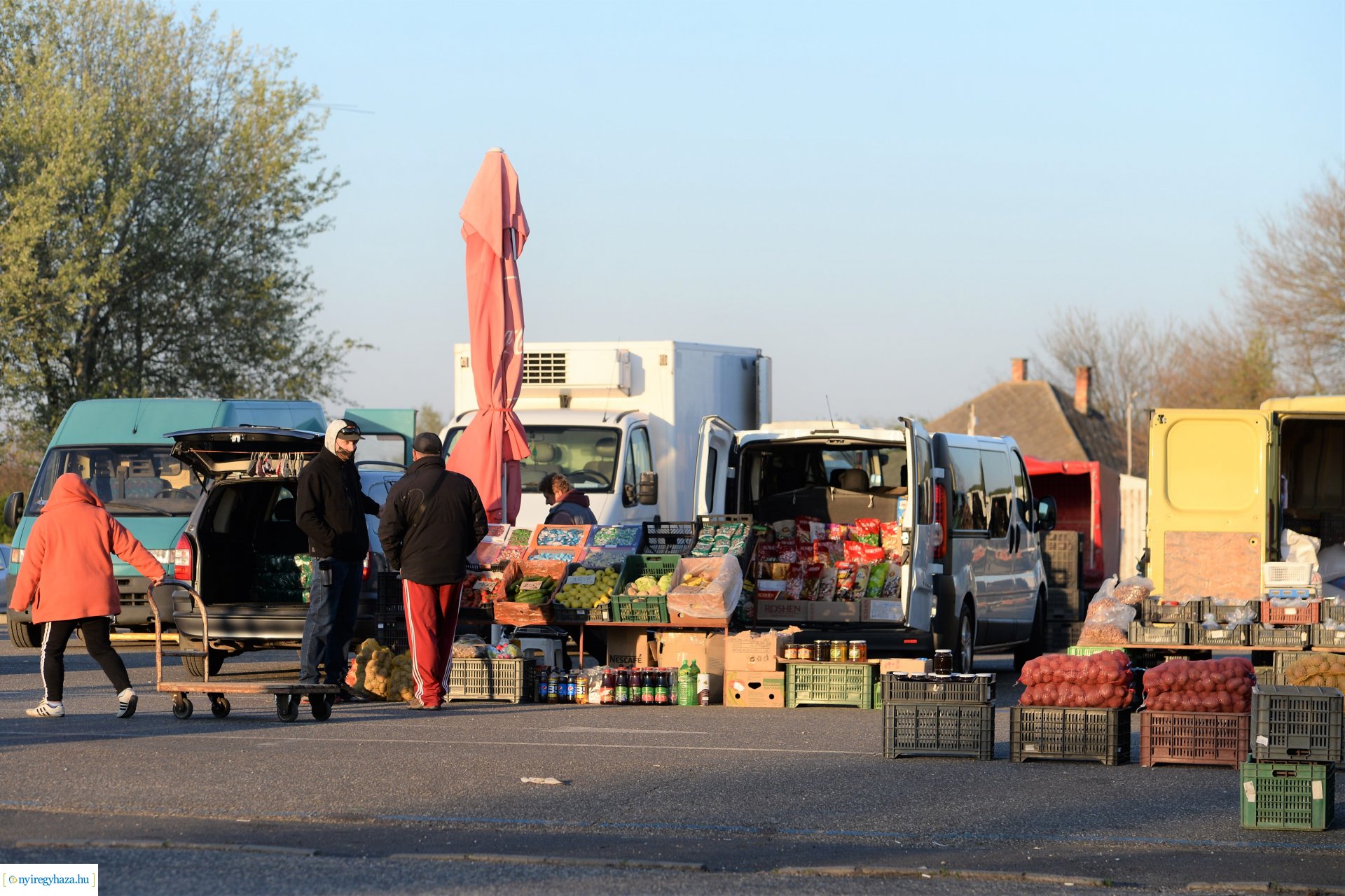 Hajnal a Nagybani piacon