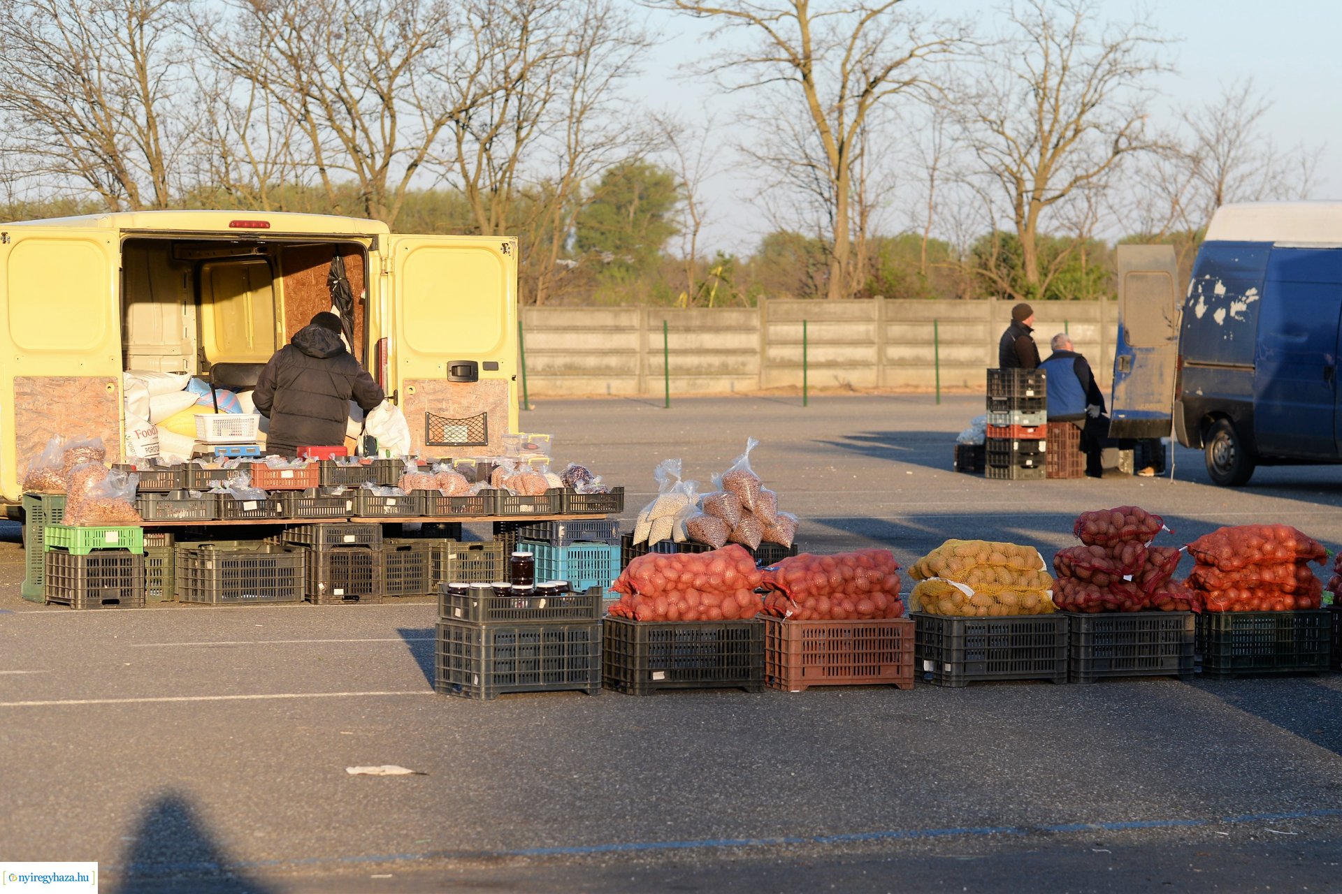 Hajnal a Nagybani piacon