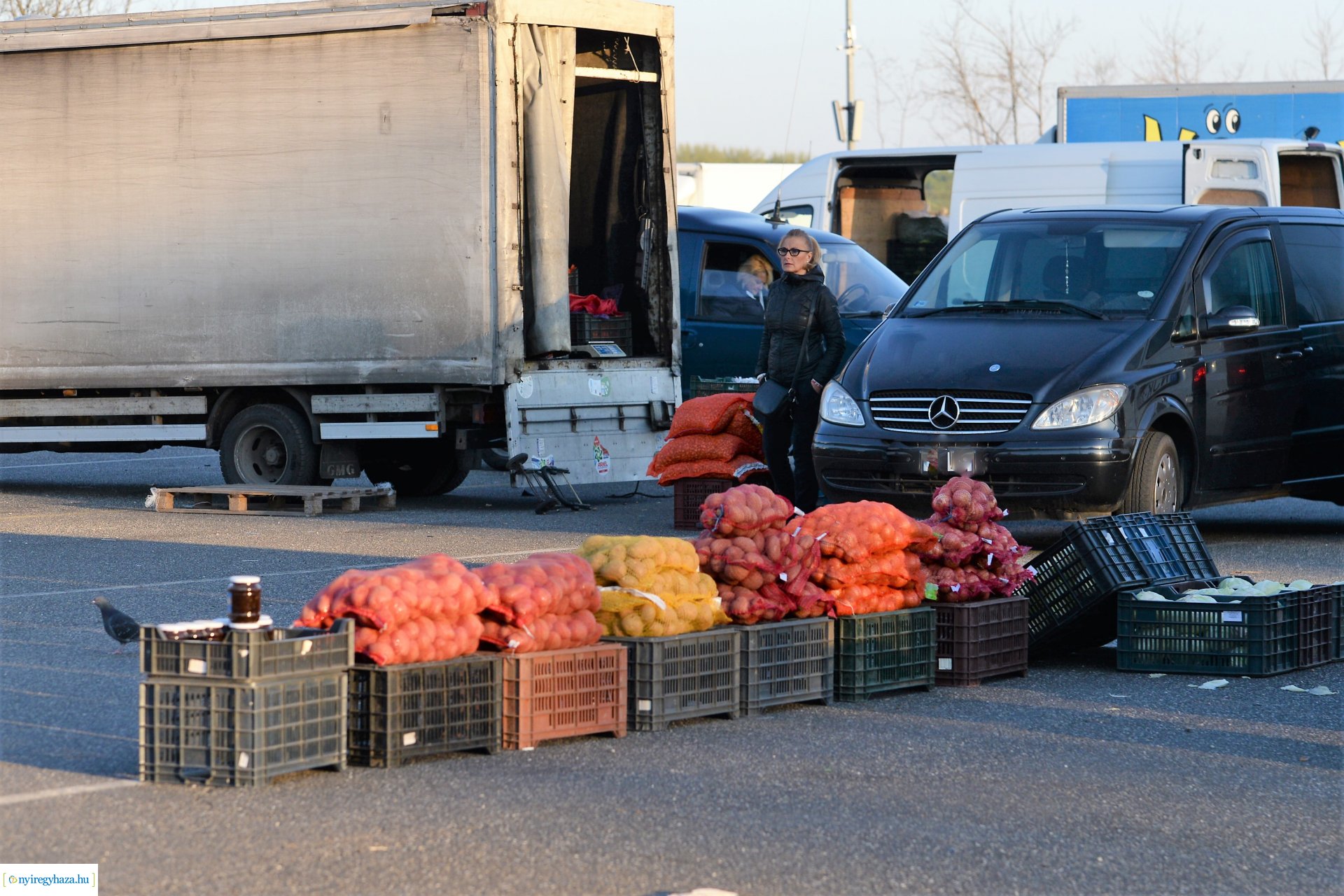 Hajnal a Nagybani piacon