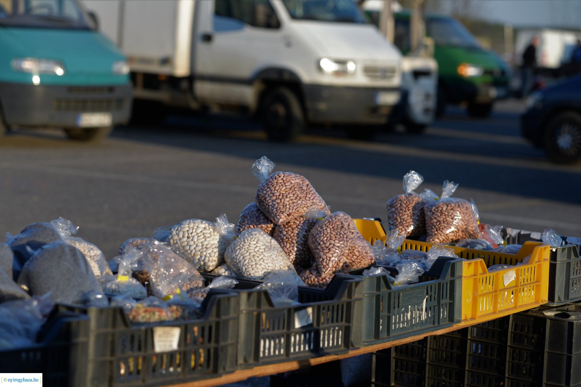 Hajnal a Nagybani piacon