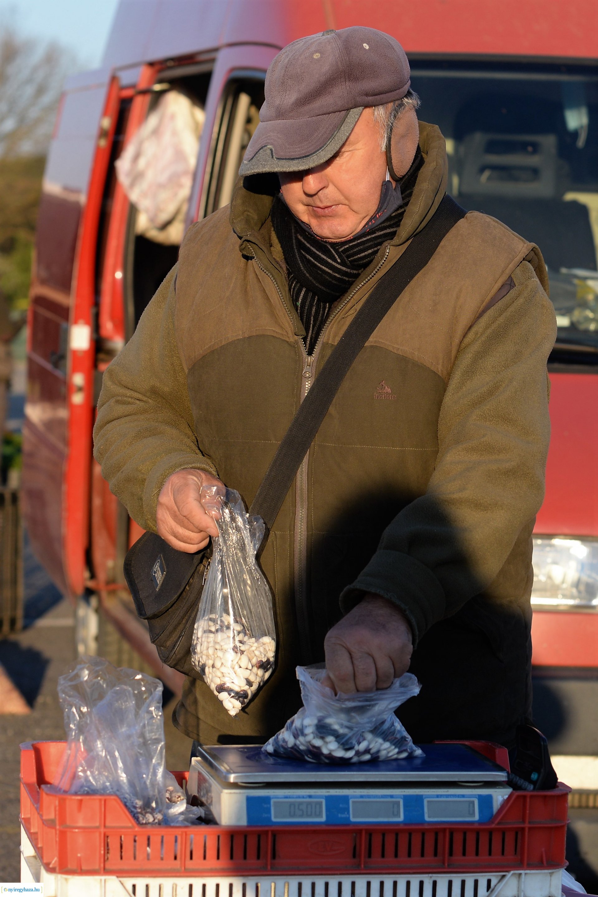 Hajnal a Nagybani piacon