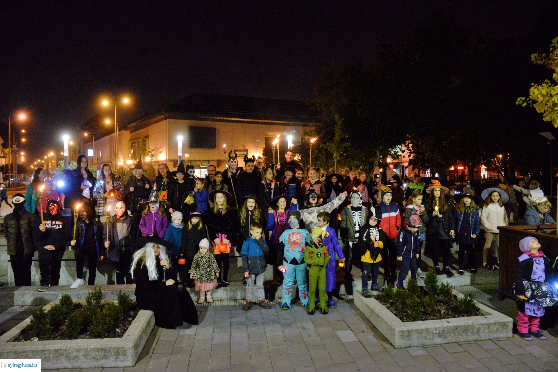 Halloween party a Kölyökvár udvarán