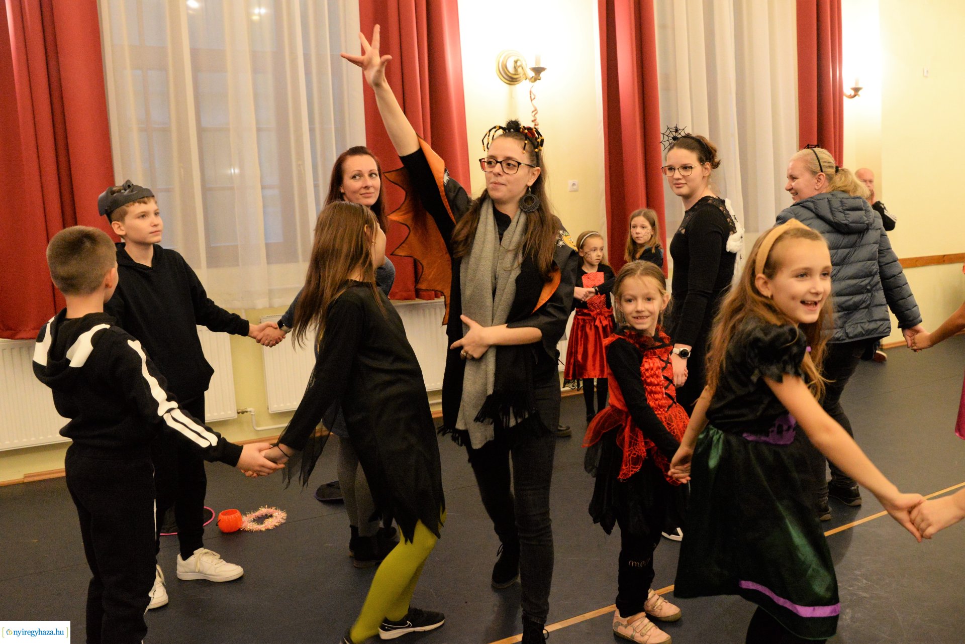 Halloween party a Kölyökvár udvarán