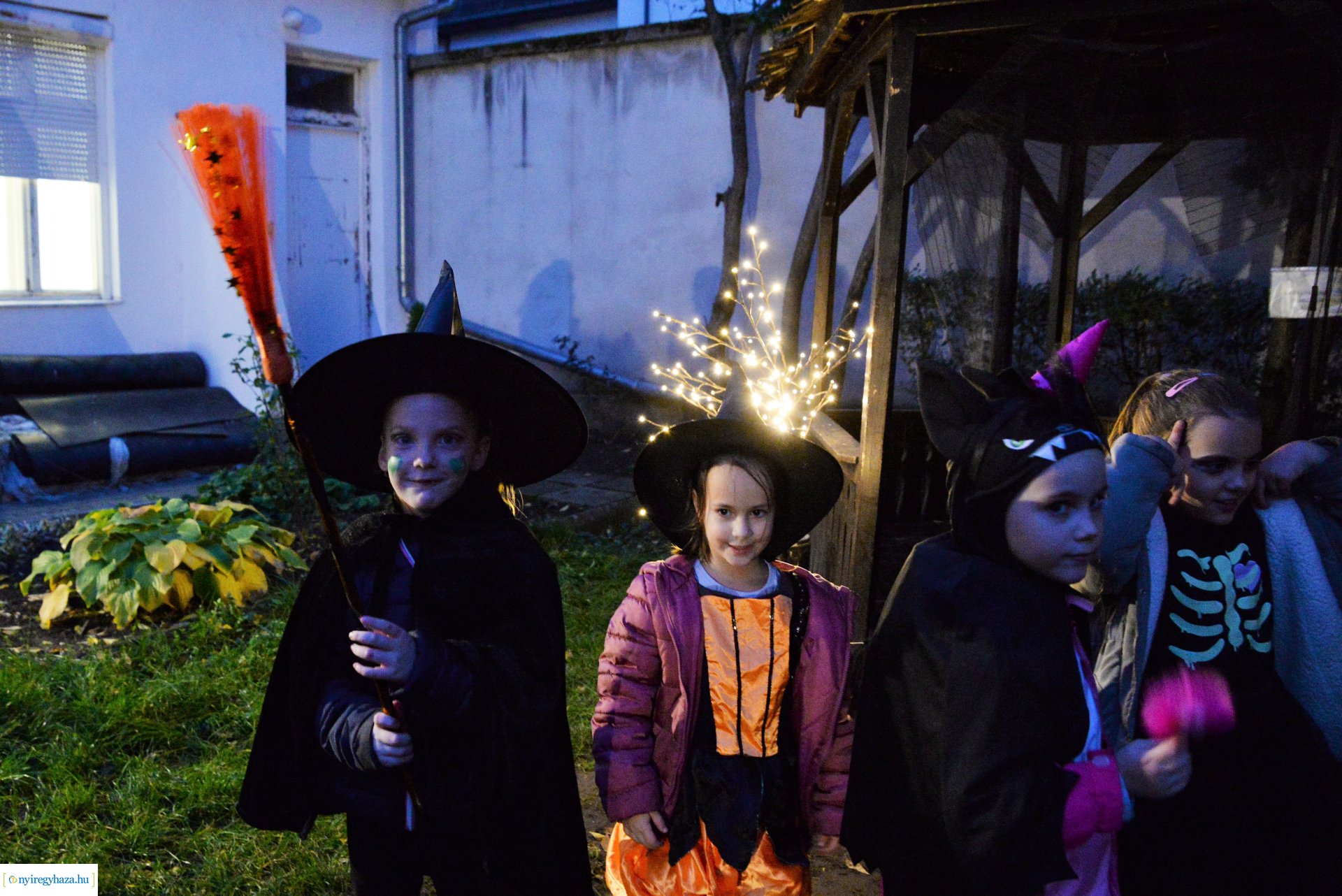 Halloween party a Kölyökvár udvarán