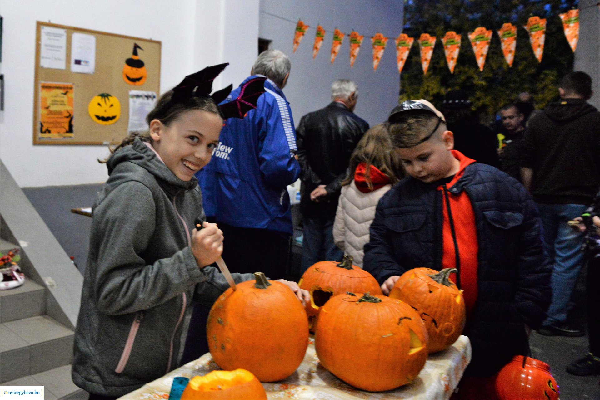 Halloween party a Kölyökvár udvarán