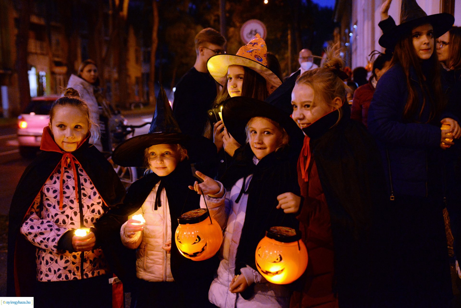 Halloween party a Kölyökvár udvarán