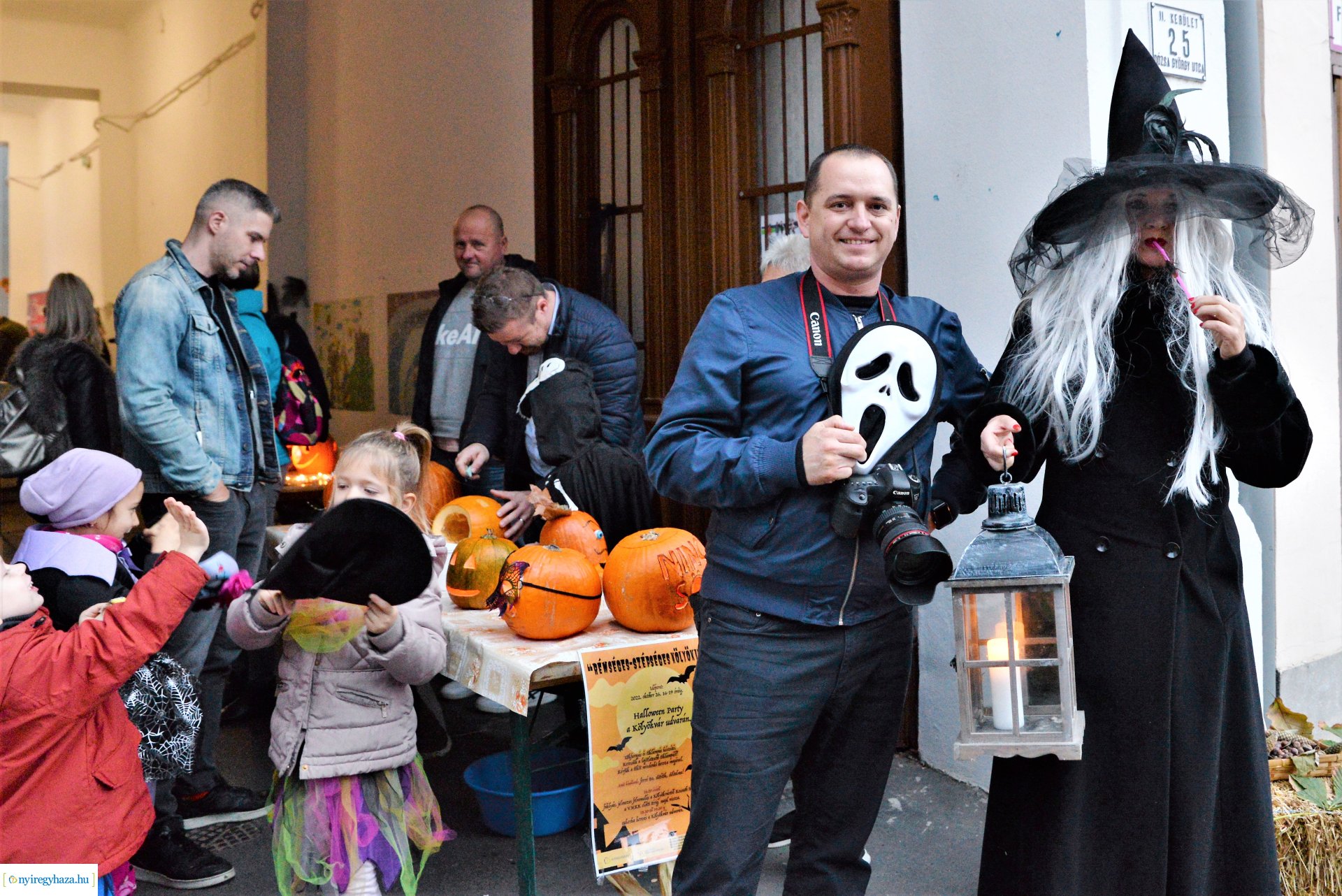 Halloween party a Kölyökvár udvarán