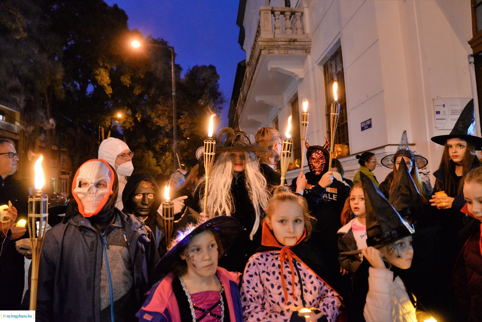 Halloween party a Kölyökvár udvarán