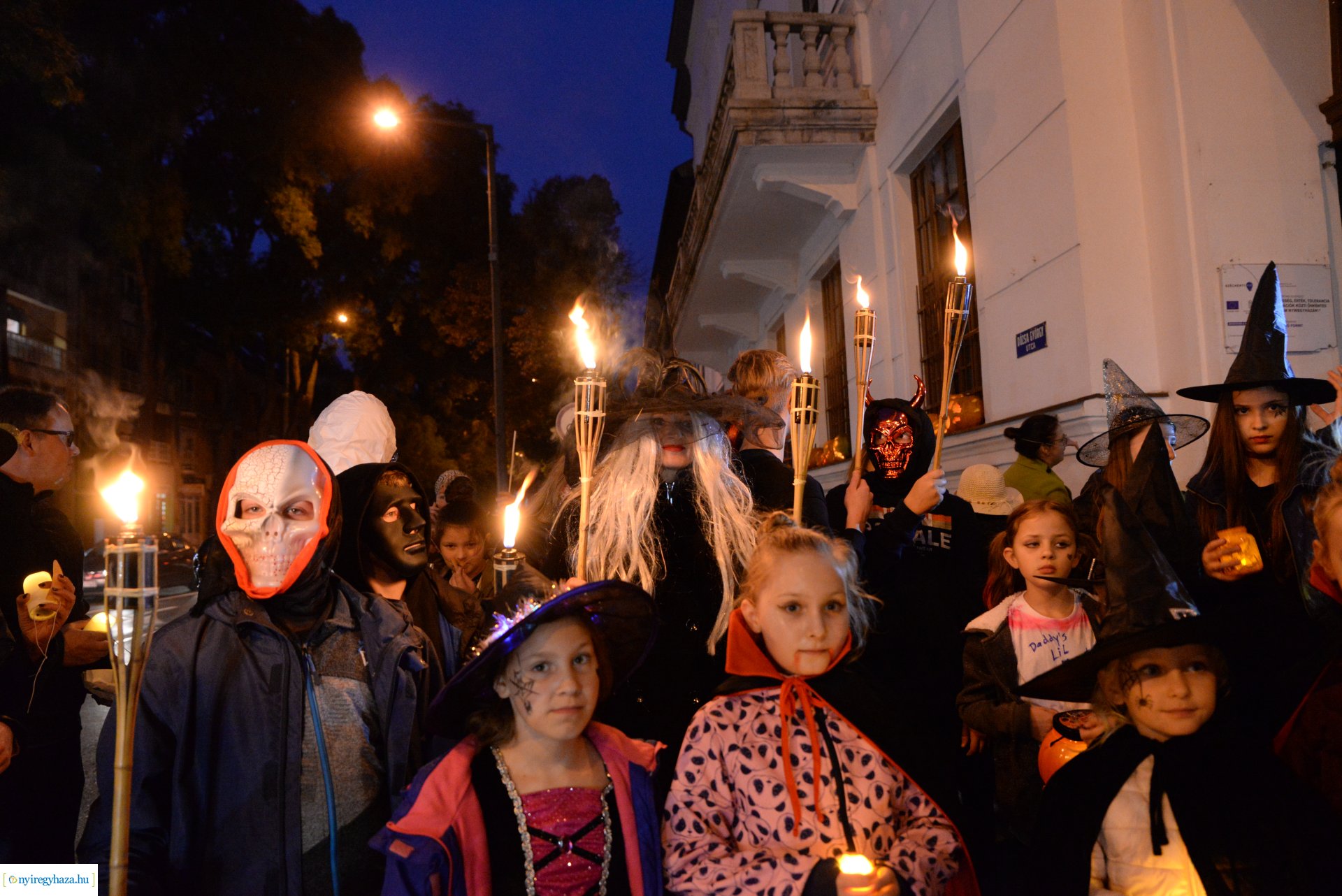 Halloween party a Kölyökvár udvarán