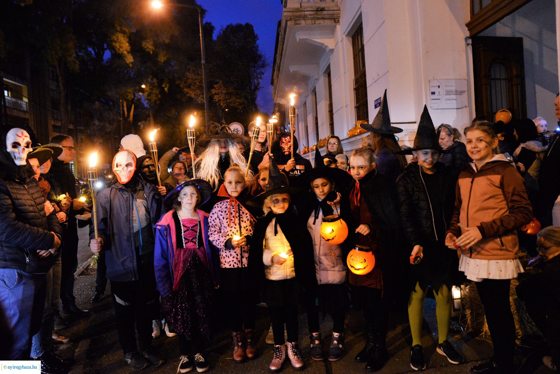 Halloween party a Kölyökvár udvarán