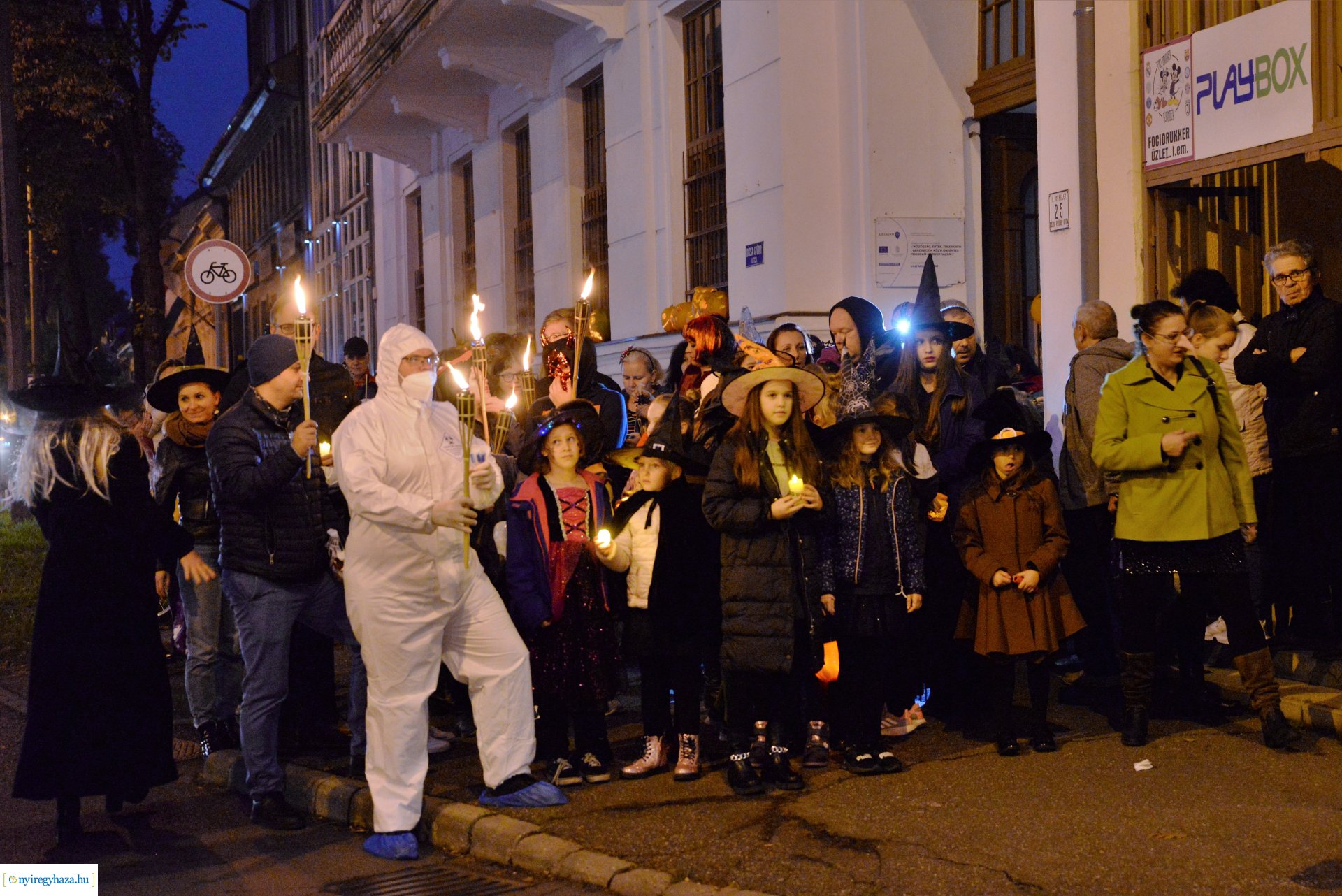 Halloween party a Kölyökvár udvarán