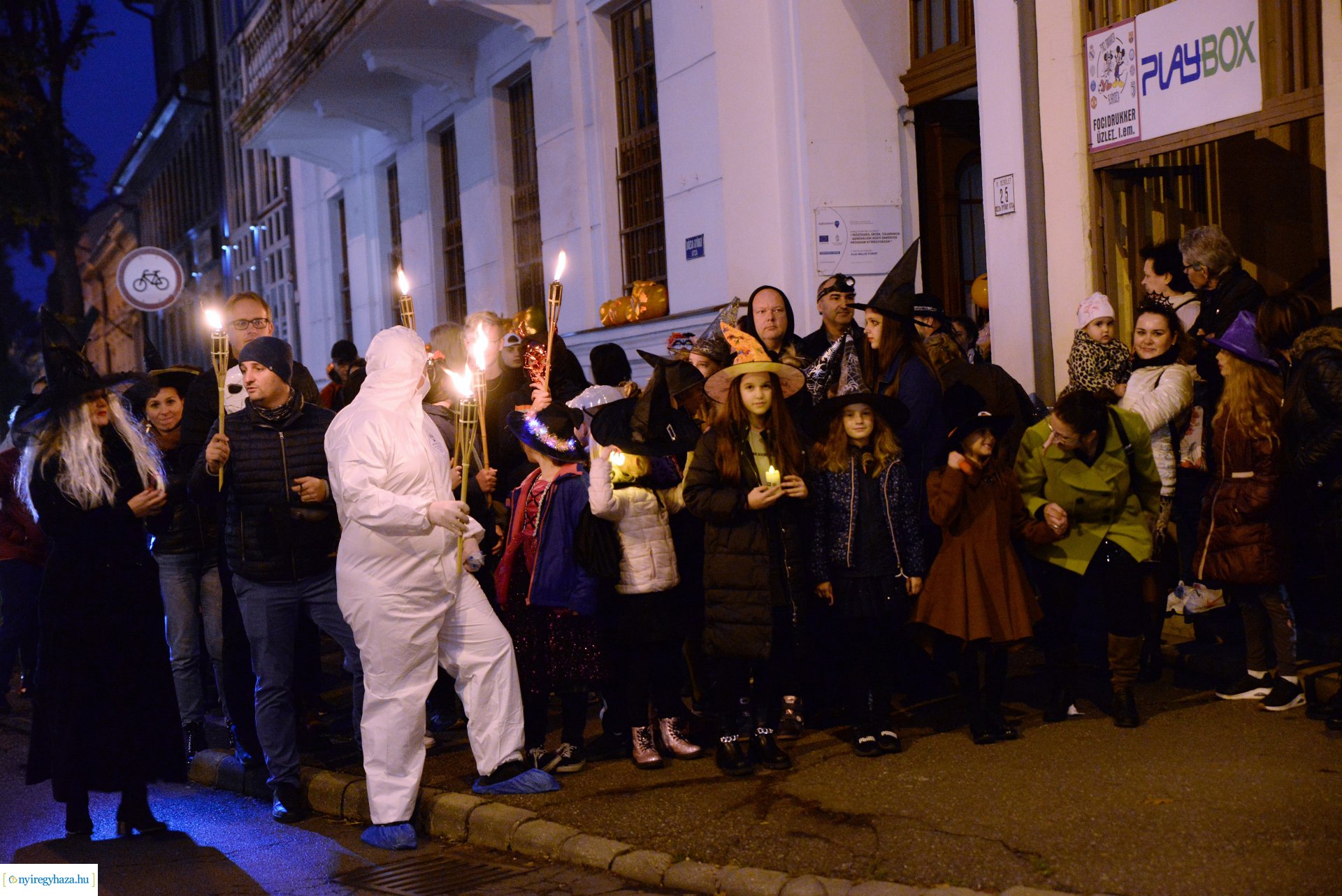 Halloween party a Kölyökvár udvarán