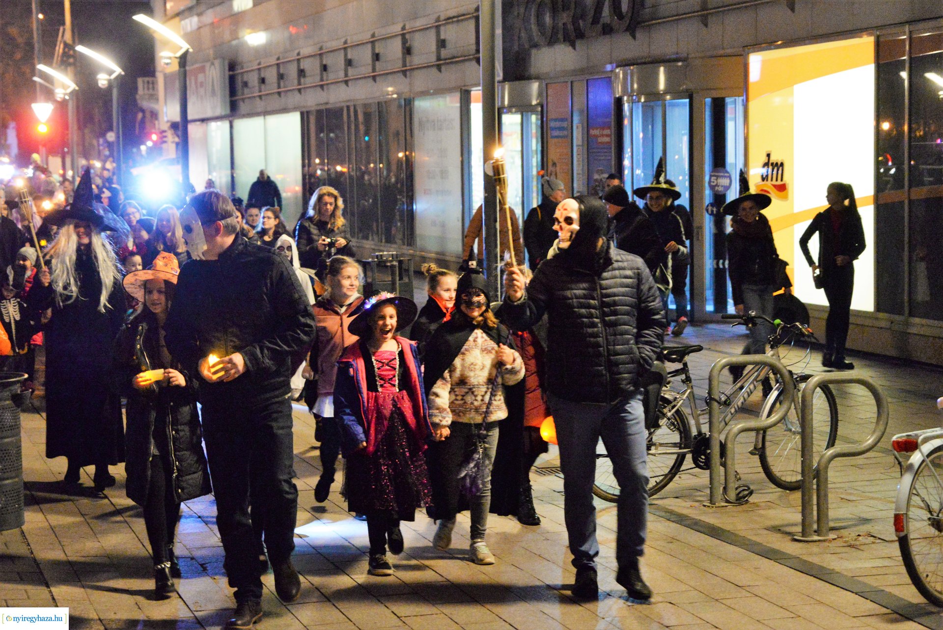 Halloween party a Kölyökvár udvarán