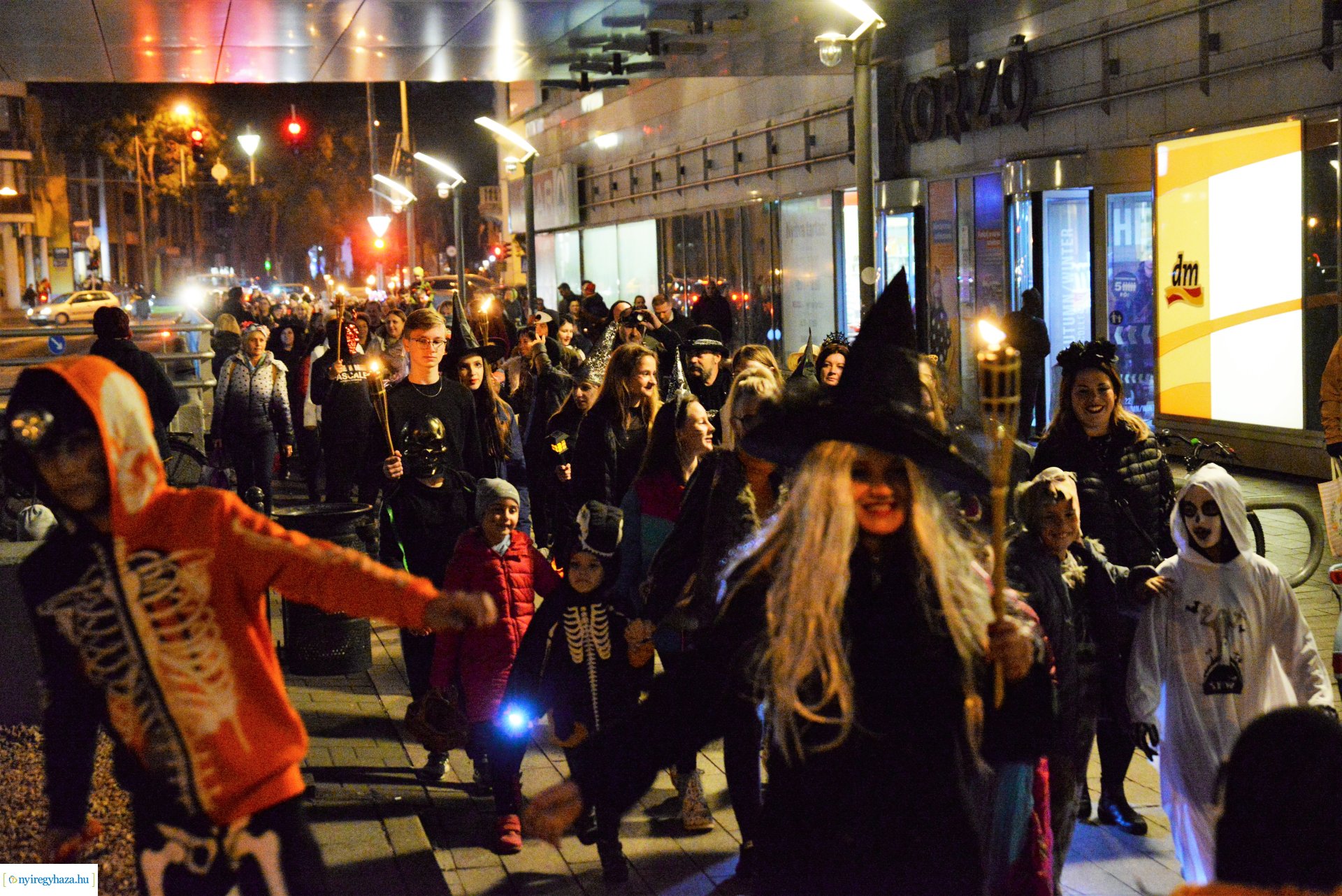 Halloween party a Kölyökvár udvarán