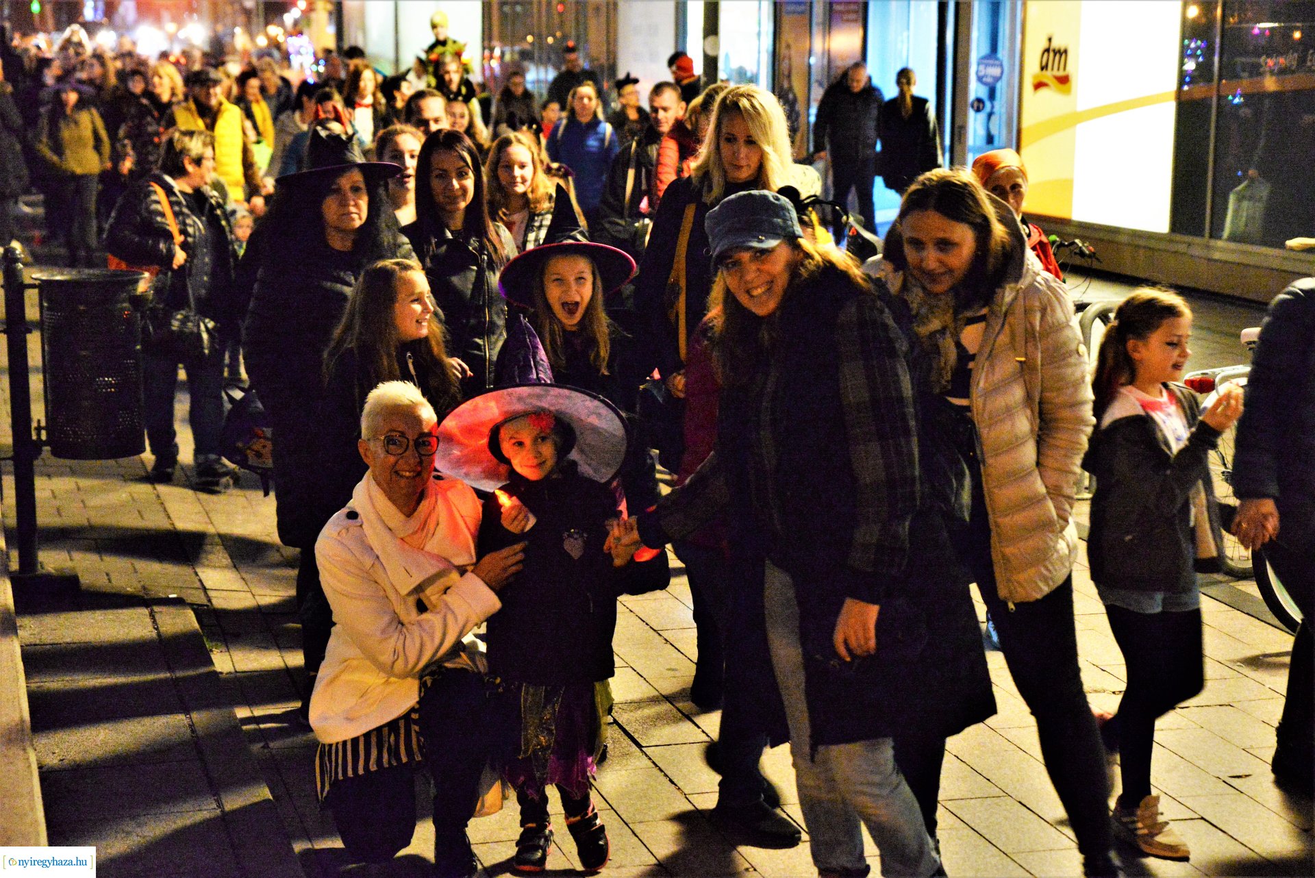 Halloween party a Kölyökvár udvarán