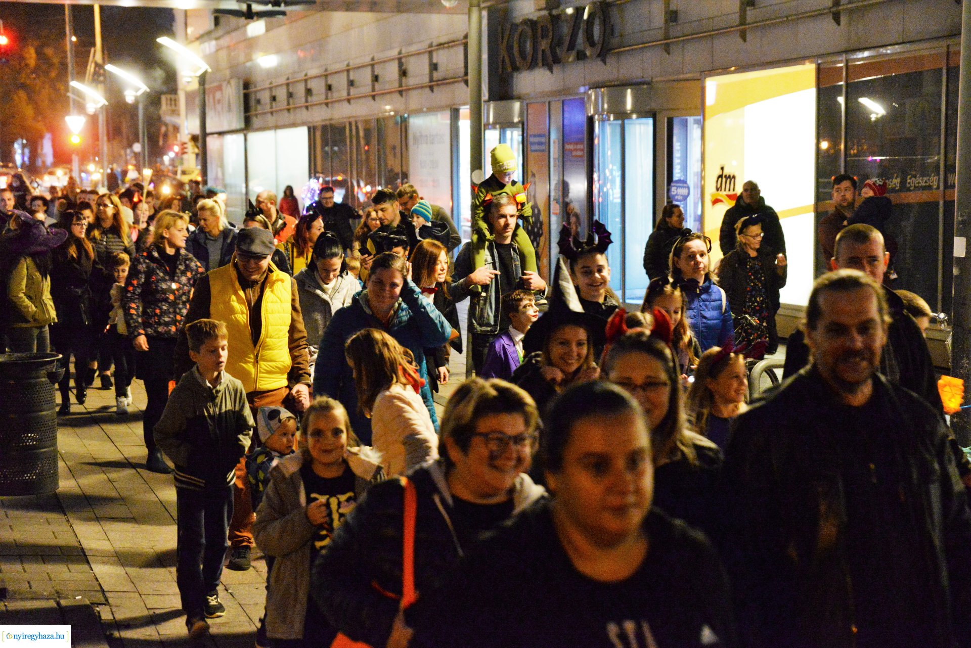 Halloween party a Kölyökvár udvarán