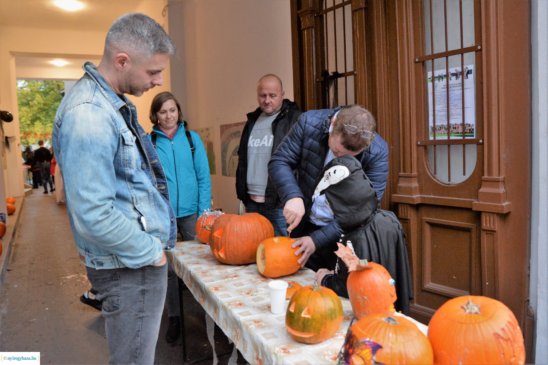 Halloween party a Kölyökvár udvarán