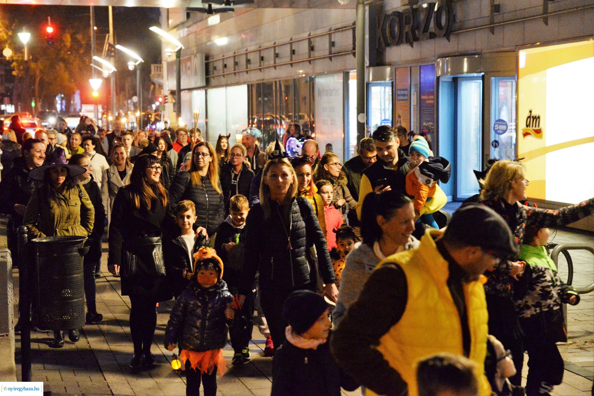 Halloween party a Kölyökvár udvarán