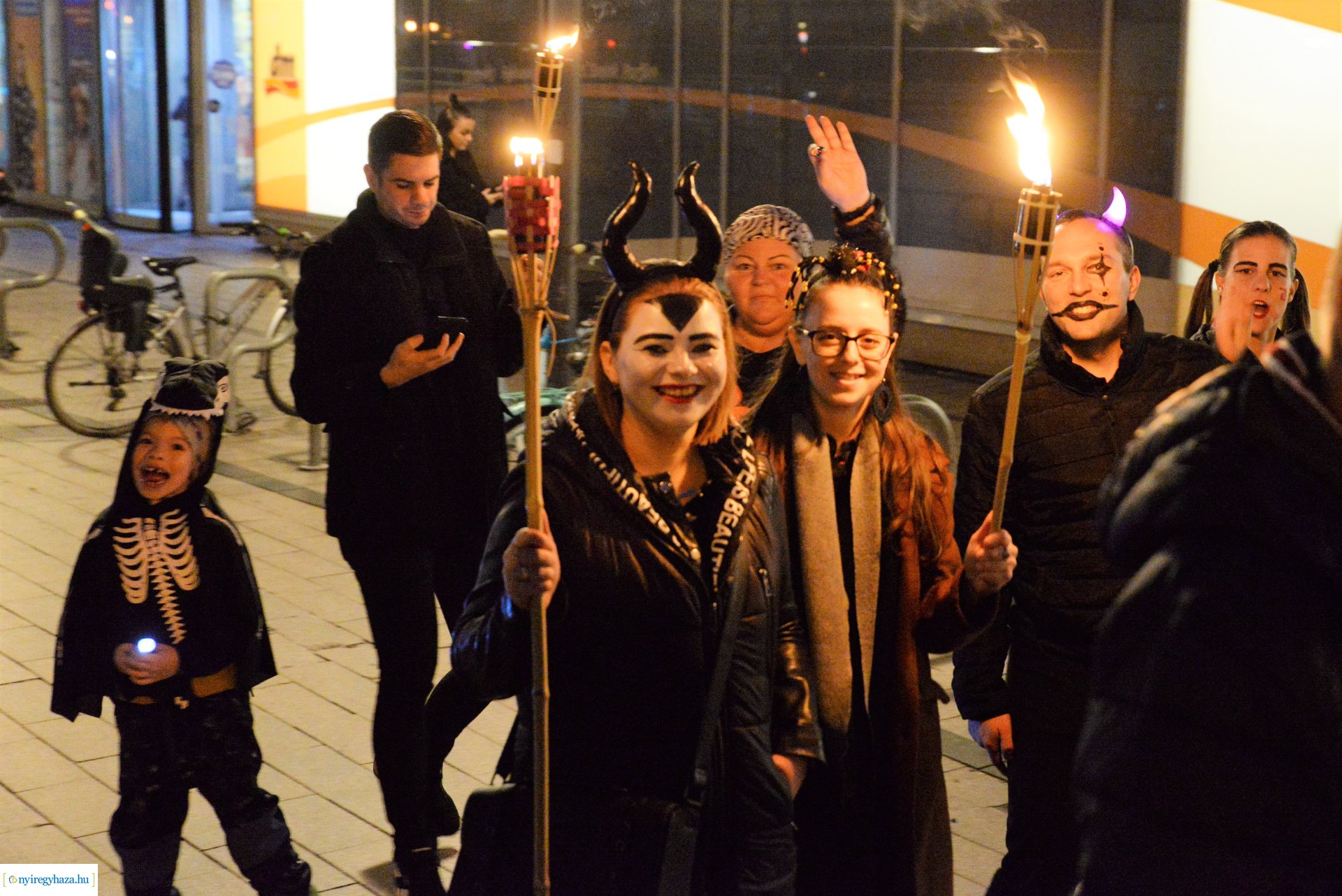 Halloween party a Kölyökvár udvarán