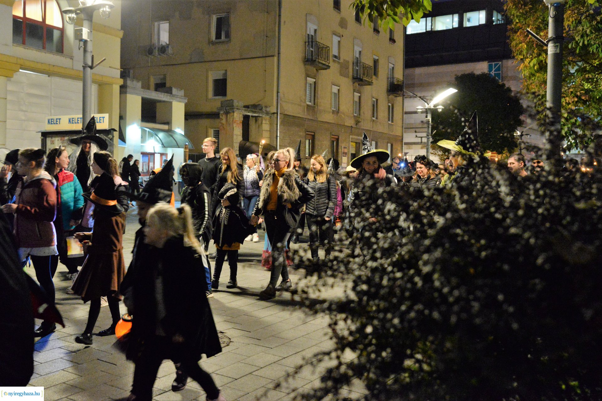 Halloween party a Kölyökvár udvarán