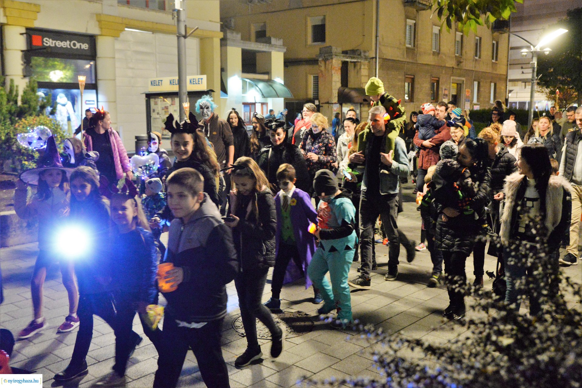 Halloween party a Kölyökvár udvarán